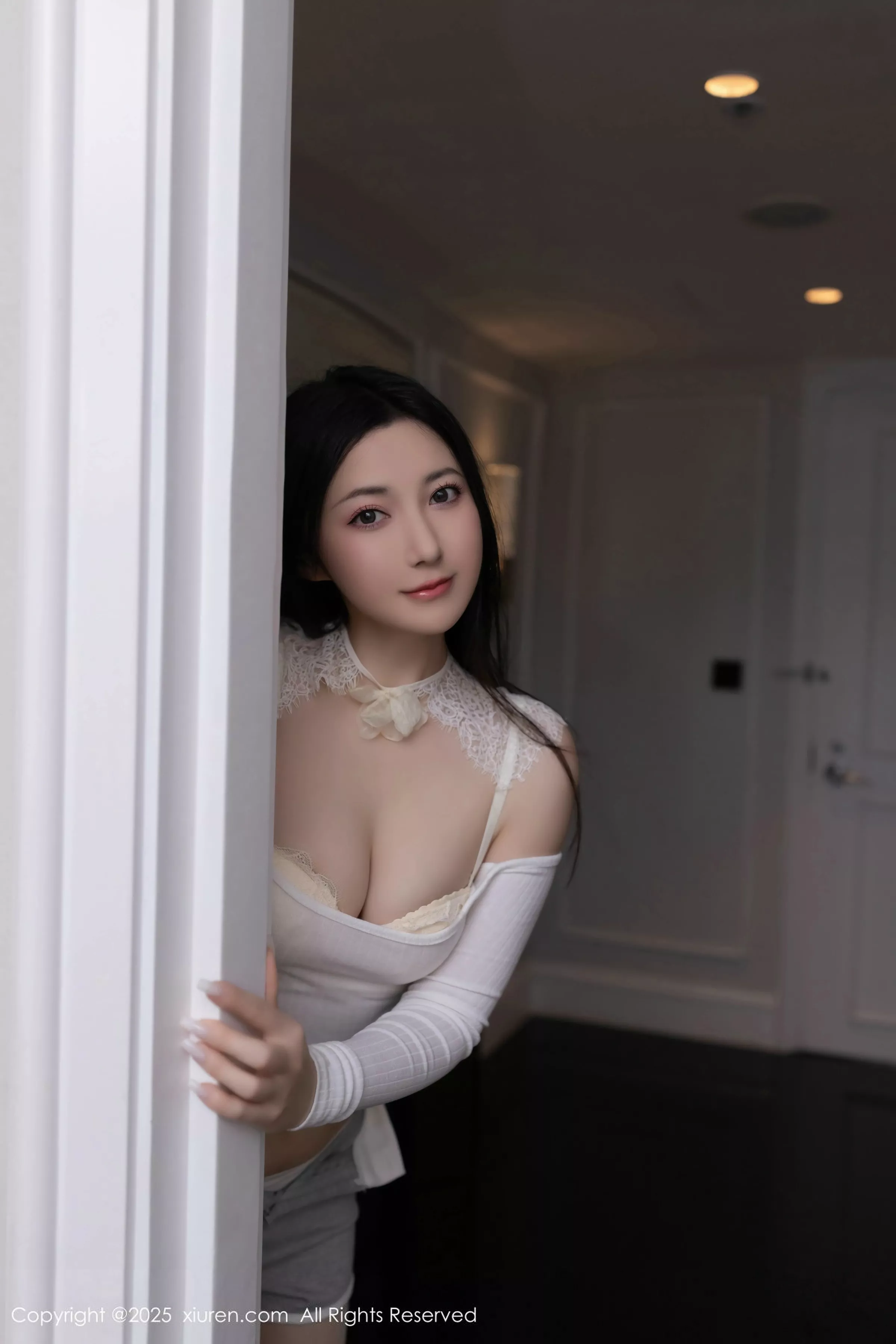 秀人集.com_[XiuRen秀人网]No.10261_模特鱼子酱Fish性感白色短T露白色内衣配开档白丝秀美腿诱惑写真80P