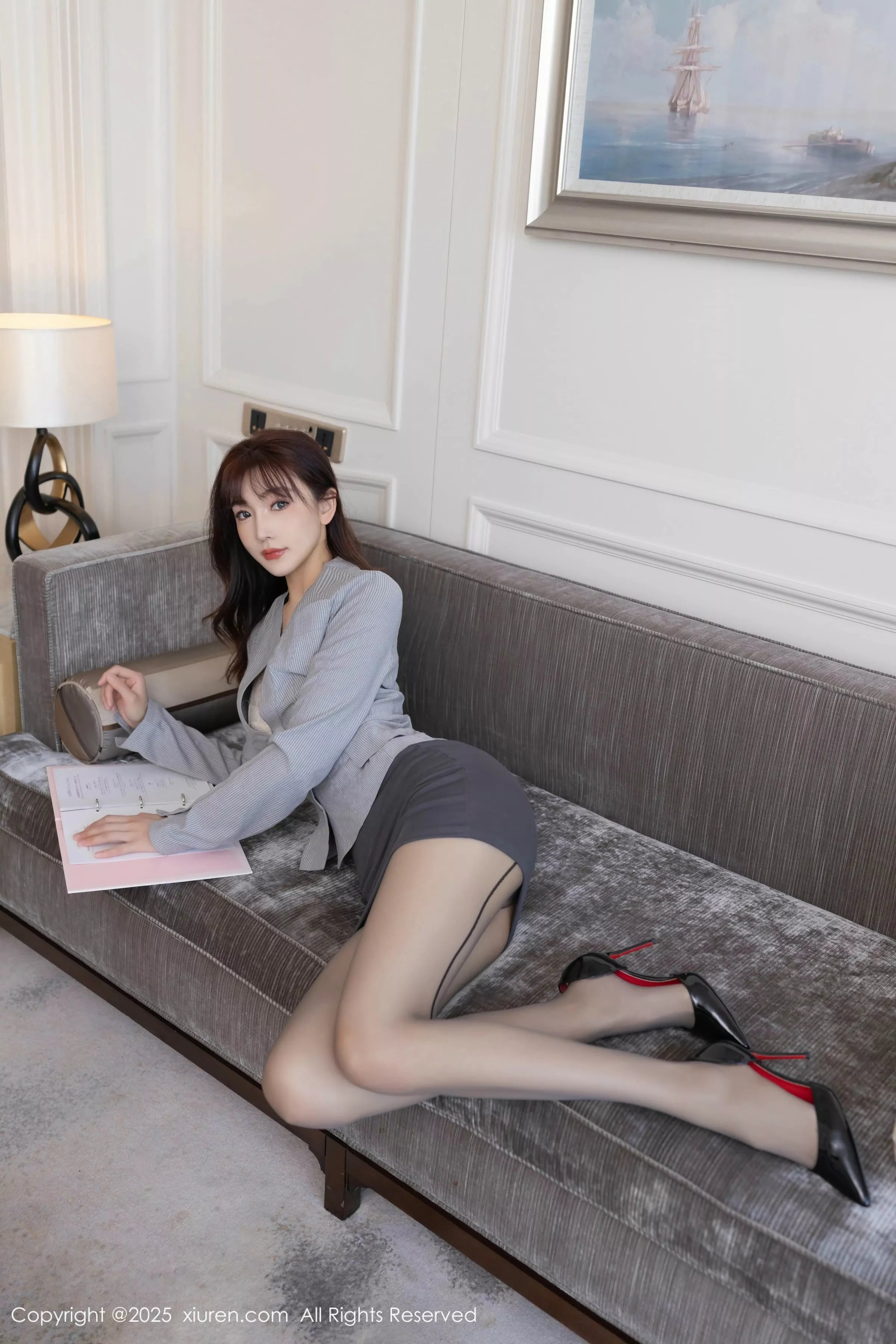 秀人集.com_[XiuRen秀人网]No.10282_模特陆萱萱性感灰色OL服饰露白色内衣配超薄黑丝秀美腿诱惑写真80P