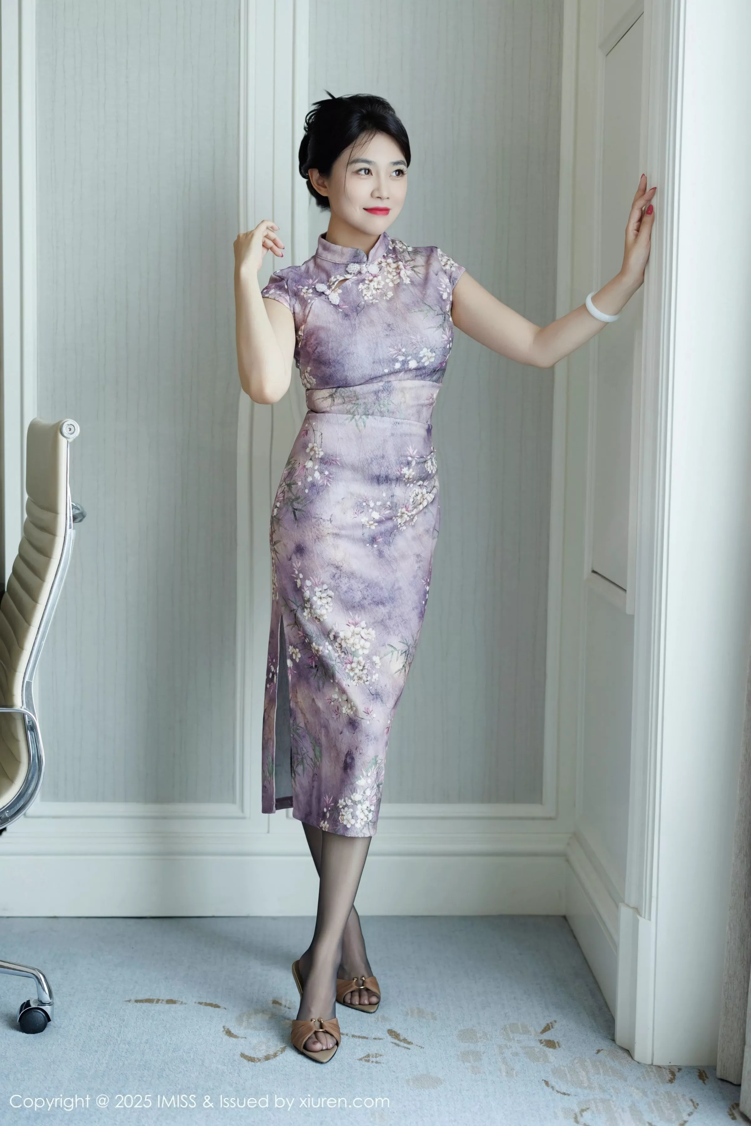 秀人集.com_[IMISS爱蜜社]Vol.791_女神许诺Sabrina性感紫色旗袍露蓝色内衣配黑丝袜秀美腿诱惑写真75P