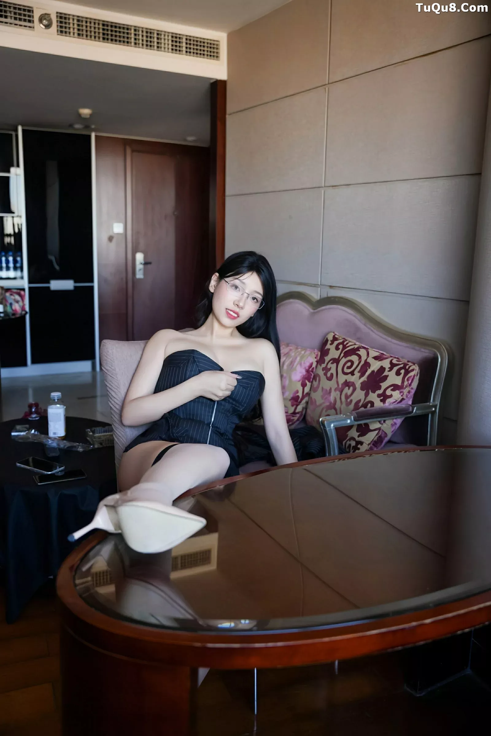 秀人集.com_[XiuRen秀人网]No.10487_新人模特美悠性感黑色OL服饰配黑丝吊袜秀丰腴身材诱惑写真74P