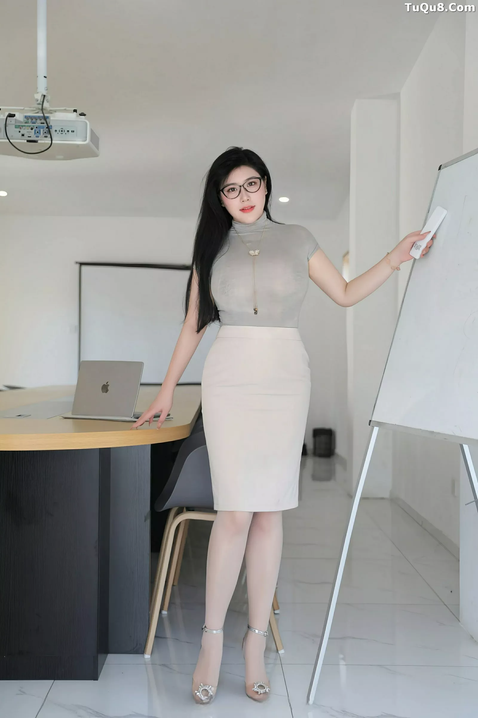 秀人集.com_[XiuRen秀人网]No.10488_模特王婉悠Queen性感灰色OL服饰配超薄肉丝秀丰腴身姿诱惑写真80P