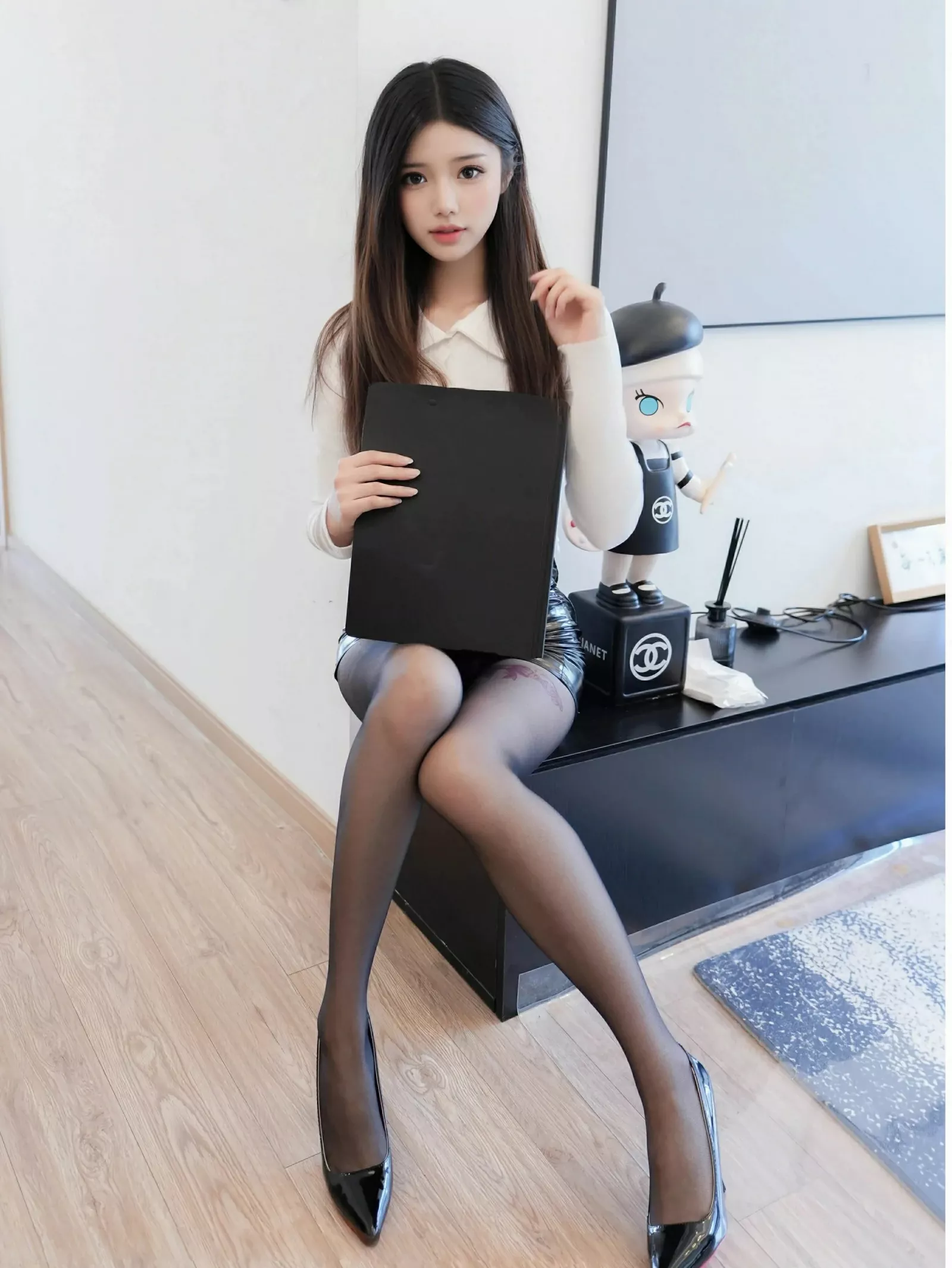 秀人集.com_[XiuRen秀人网]No.10515_新人模特琉璃ww性感白T配黑短裙露超薄黑丝秀凹凸身材诱惑写真80P