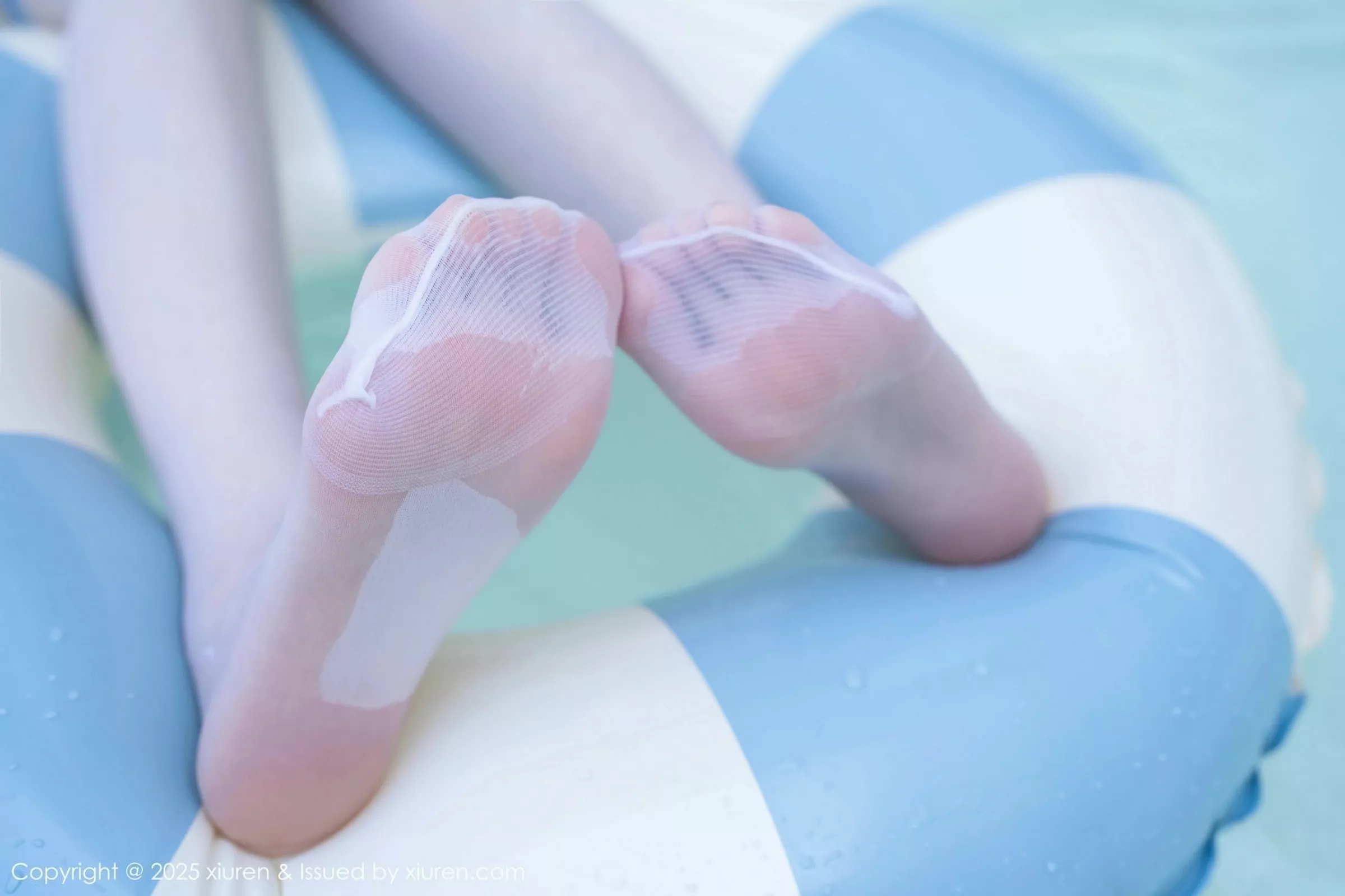 秀人集.com_[XINGYAN星颜社]VOL.366_模特白露lulu性感蓝色比基尼服饰配白丝袜秀完美身材诱惑写真74P