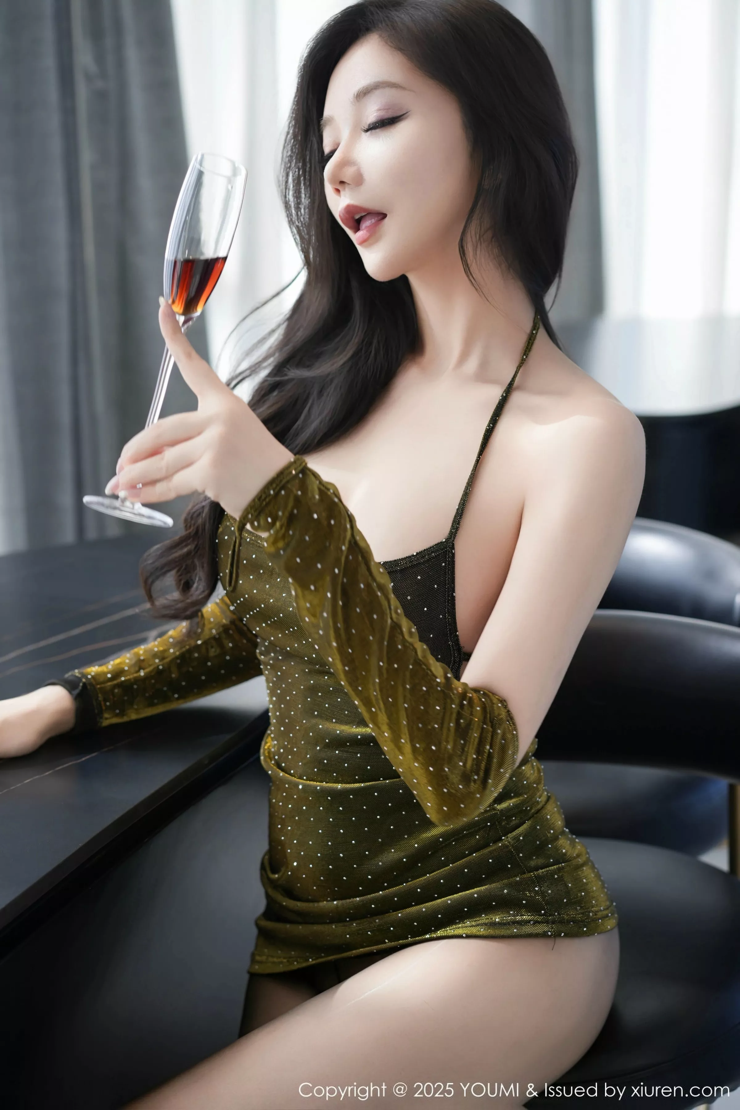 秀人集.com_[YouMi尤蜜荟]Vol.1148_女神心妍小公主性感橄榄绿露肩短裙配超薄黑丝秀美腿诱惑写真84P