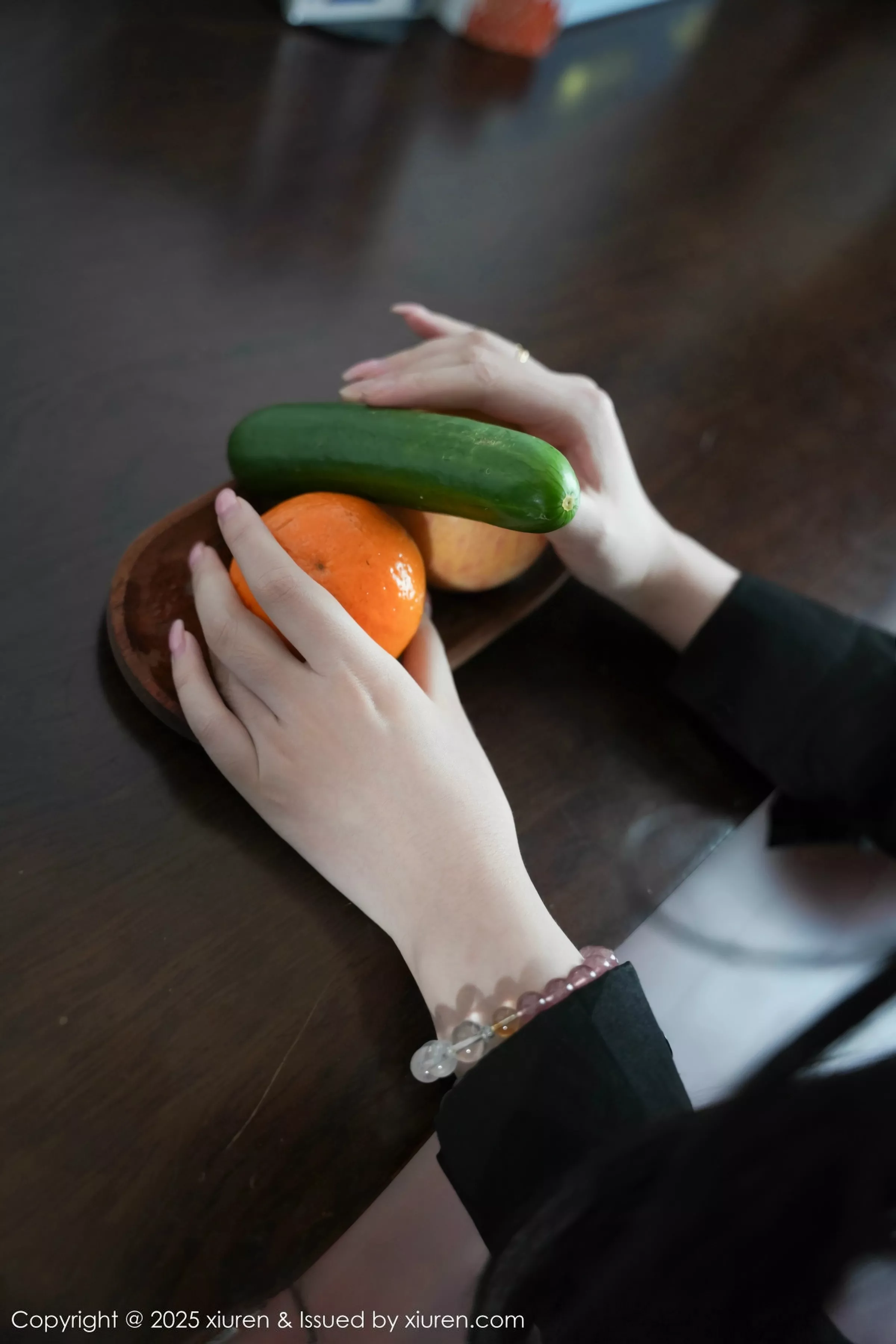 秀人集.com_[XiuRen秀人网]No.10527_模特软情性感黑色制服配红色短裙露超薄黑丝秀曼妙身姿诱惑写真66P