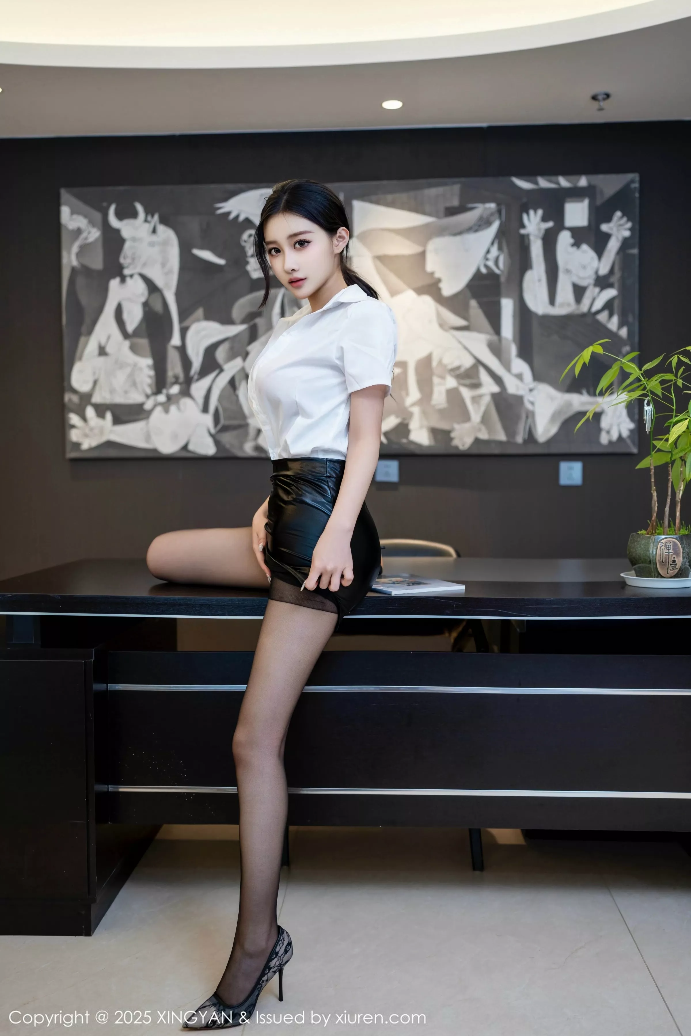 秀人集.com_[XINGYAN星颜社]VOL.367_模特木森vita性感白T配黑短裙露超薄黑丝秀丰满身材诱惑写真80P