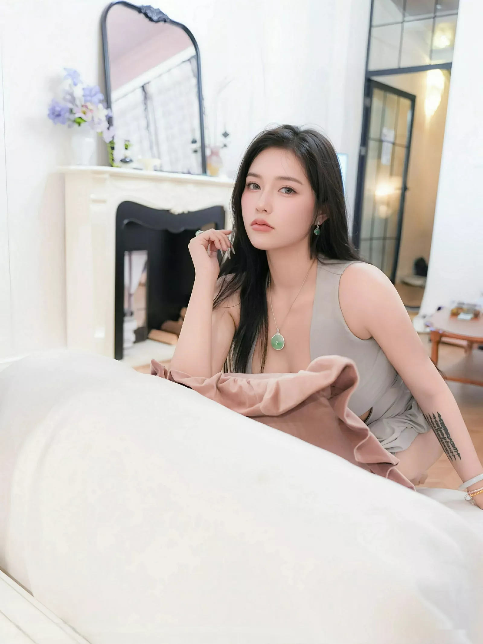 秀人集.com_[XiuRen秀人网]No.10568_模特娜比私房性感灰色长袍服饰半脱秀凹凸身材撩人诱惑写真70P