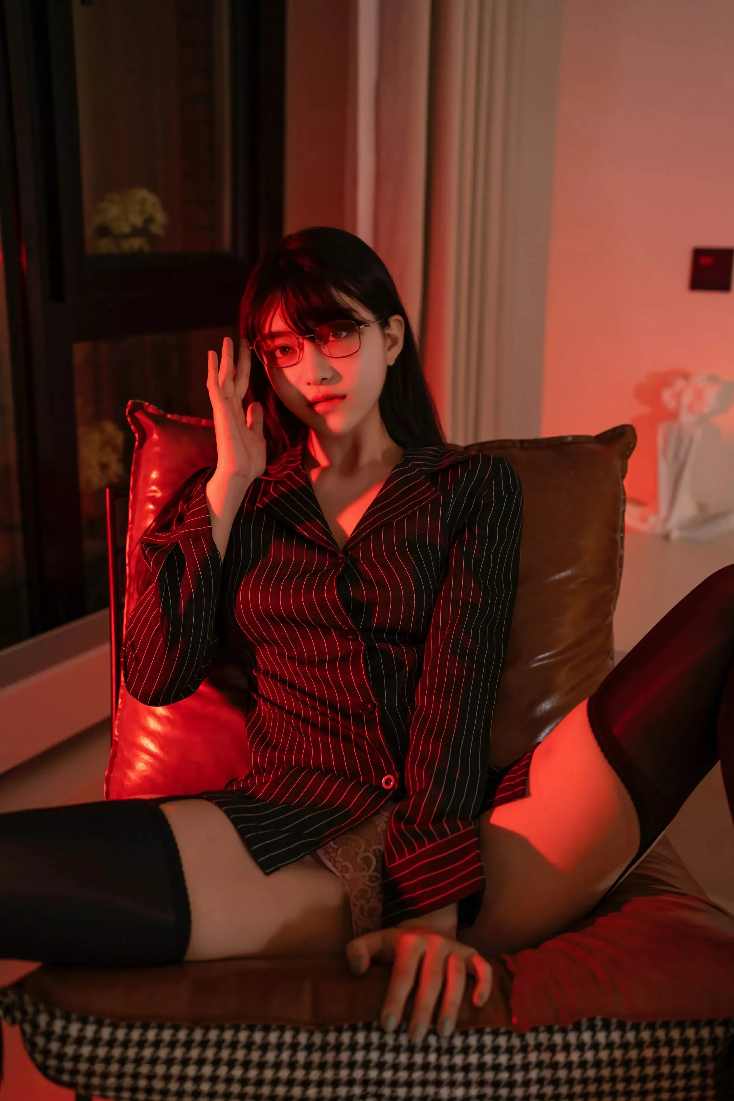 秀人集.com_[XINGYAN星颜社]VOL.376_模特白露lulu性感黑色衬衫露粉色内衣配黑丝吊袜秀美腿诱惑写真71P