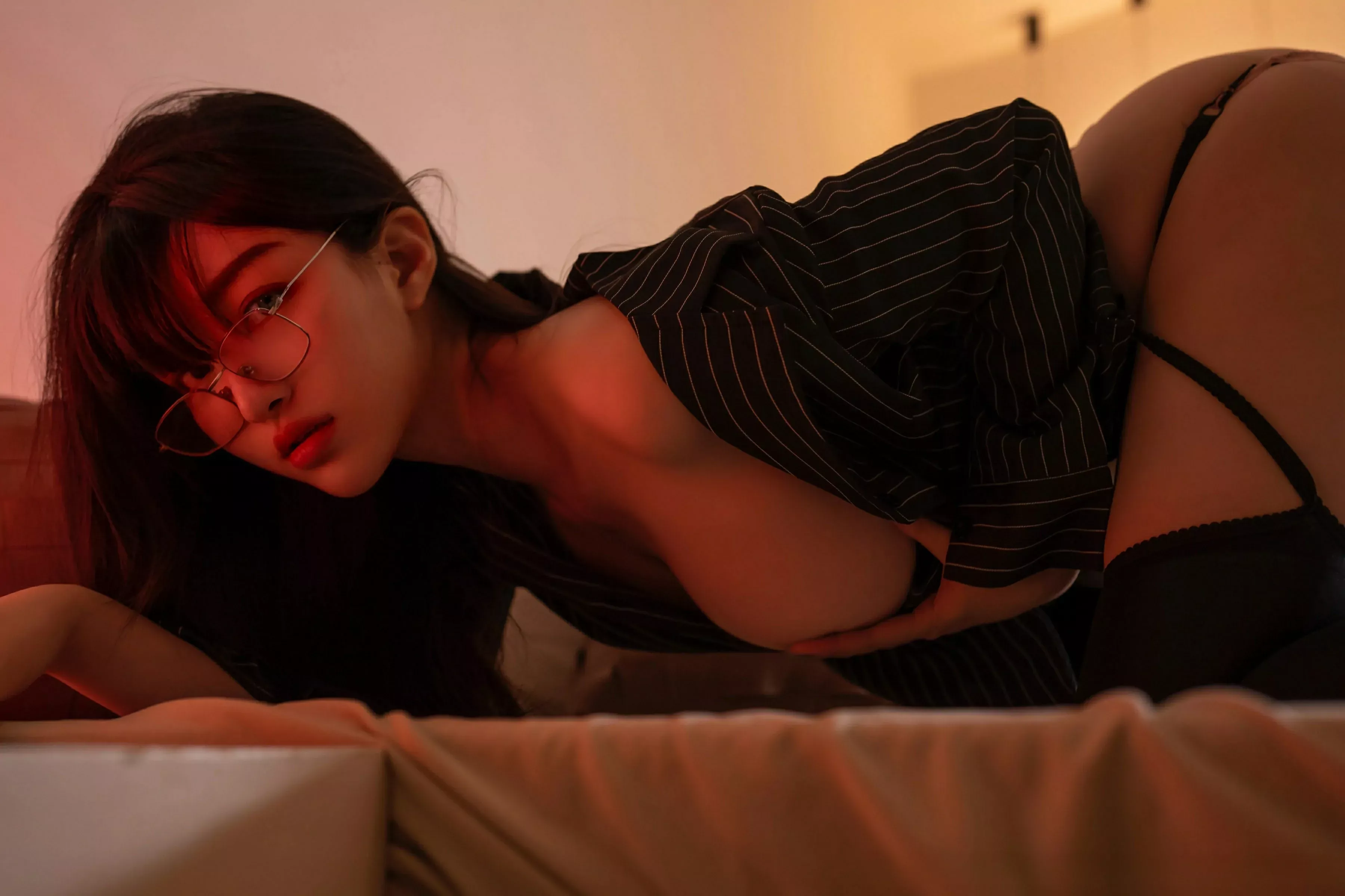 秀人集.com_[XINGYAN星颜社]VOL.376_模特白露lulu性感黑色衬衫露粉色内衣配黑丝吊袜秀美腿诱惑写真71P