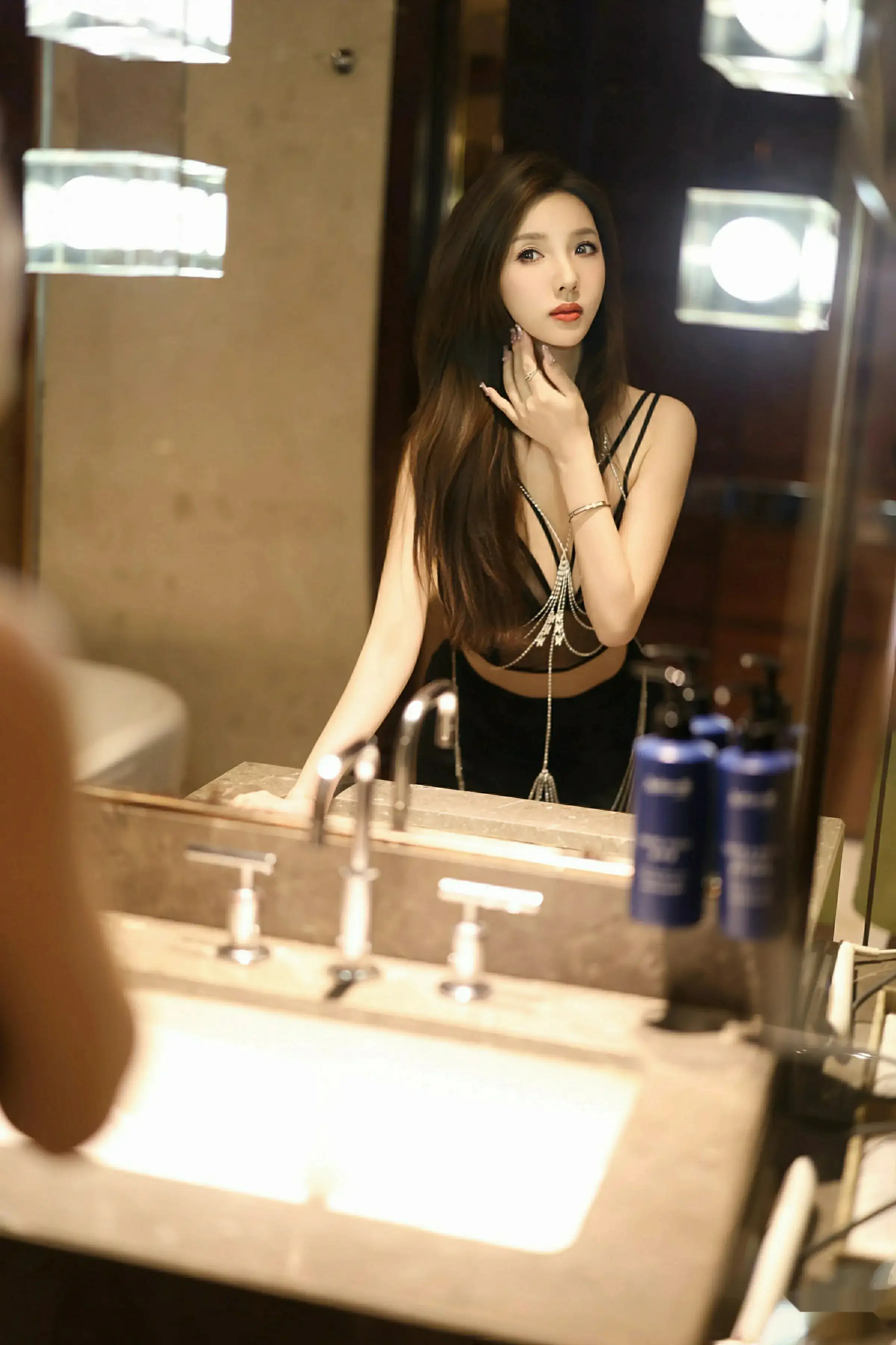 秀人集.com_[YouMi尤蜜荟]Vol.1156_新人模特桃桃·夭夭twins黑色长裙露黑色内衣秀曼妙身材诱惑写真70P