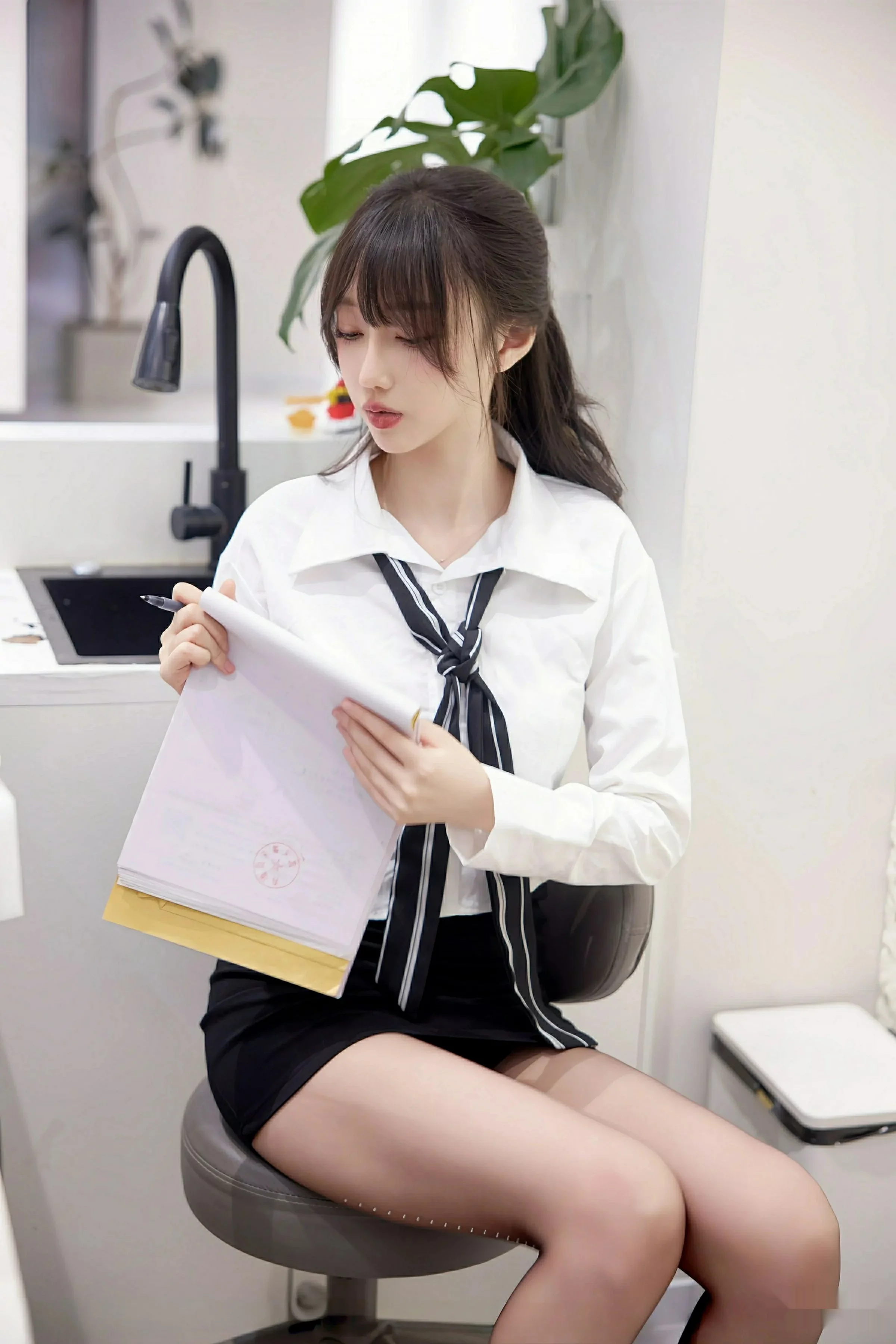 秀人集.com_[XiuRen秀人网]No.10636_模特玥儿玥er性感白色衬衫配黑色短裙露超薄黑丝秀美腿诱惑写真58P