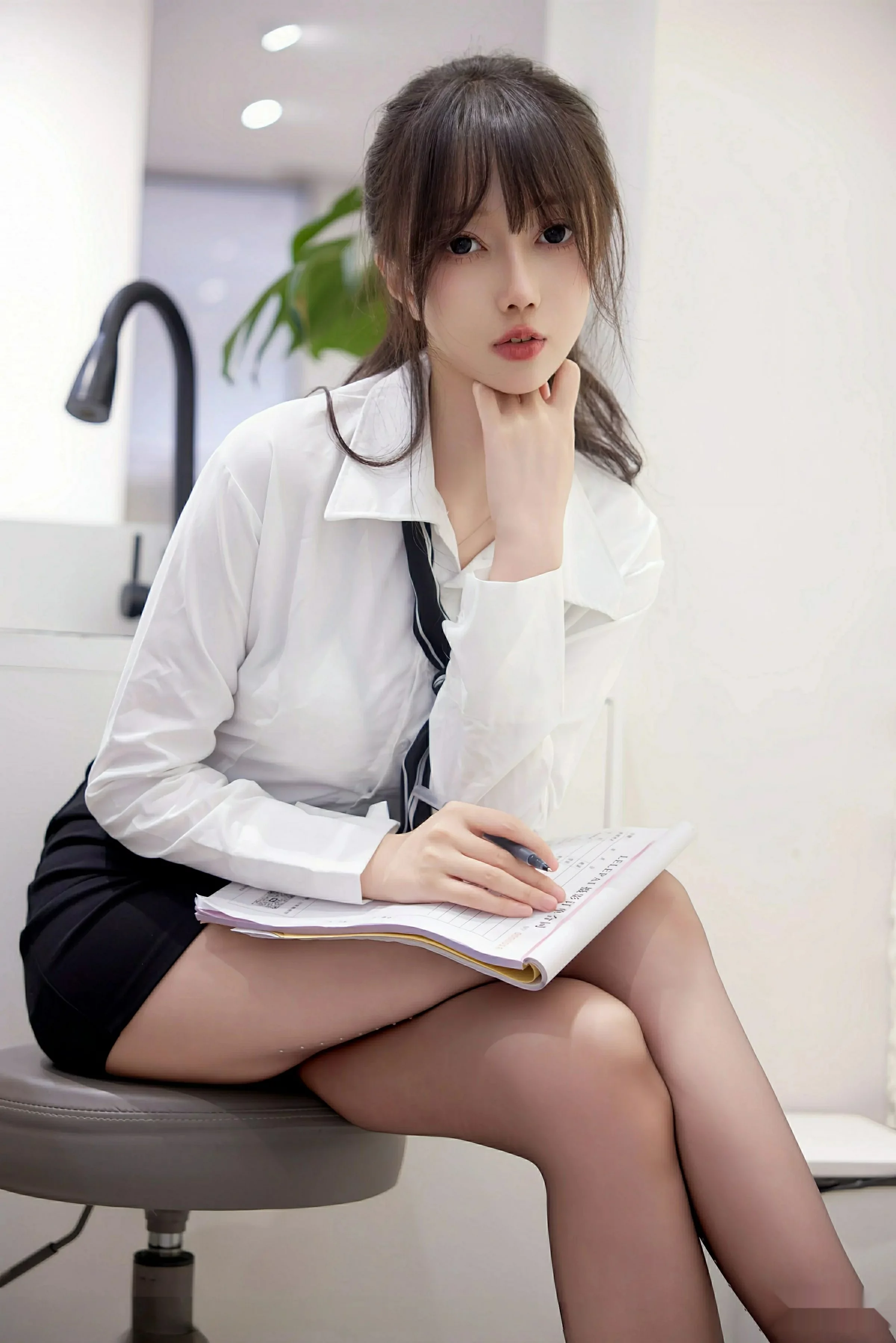 秀人集.com_[XiuRen秀人网]No.10636_模特玥儿玥er性感白色衬衫配黑色短裙露超薄黑丝秀美腿诱惑写真58P