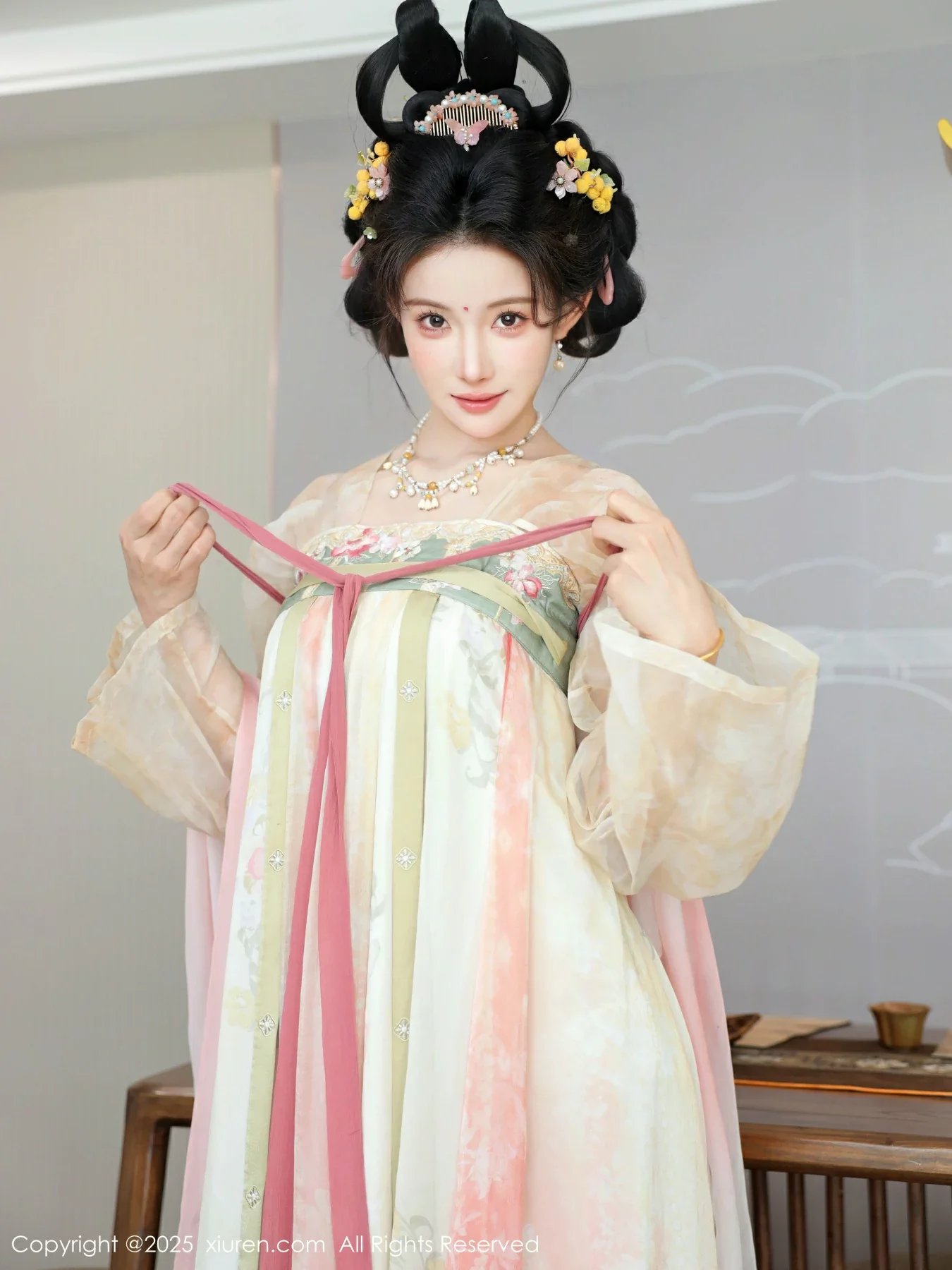 秀人集.com_[XiuRen秀人网]No.10645_模特梨霜儿古典主题性感浅色古装服饰秀丰腴身材迷人美腿写真82P