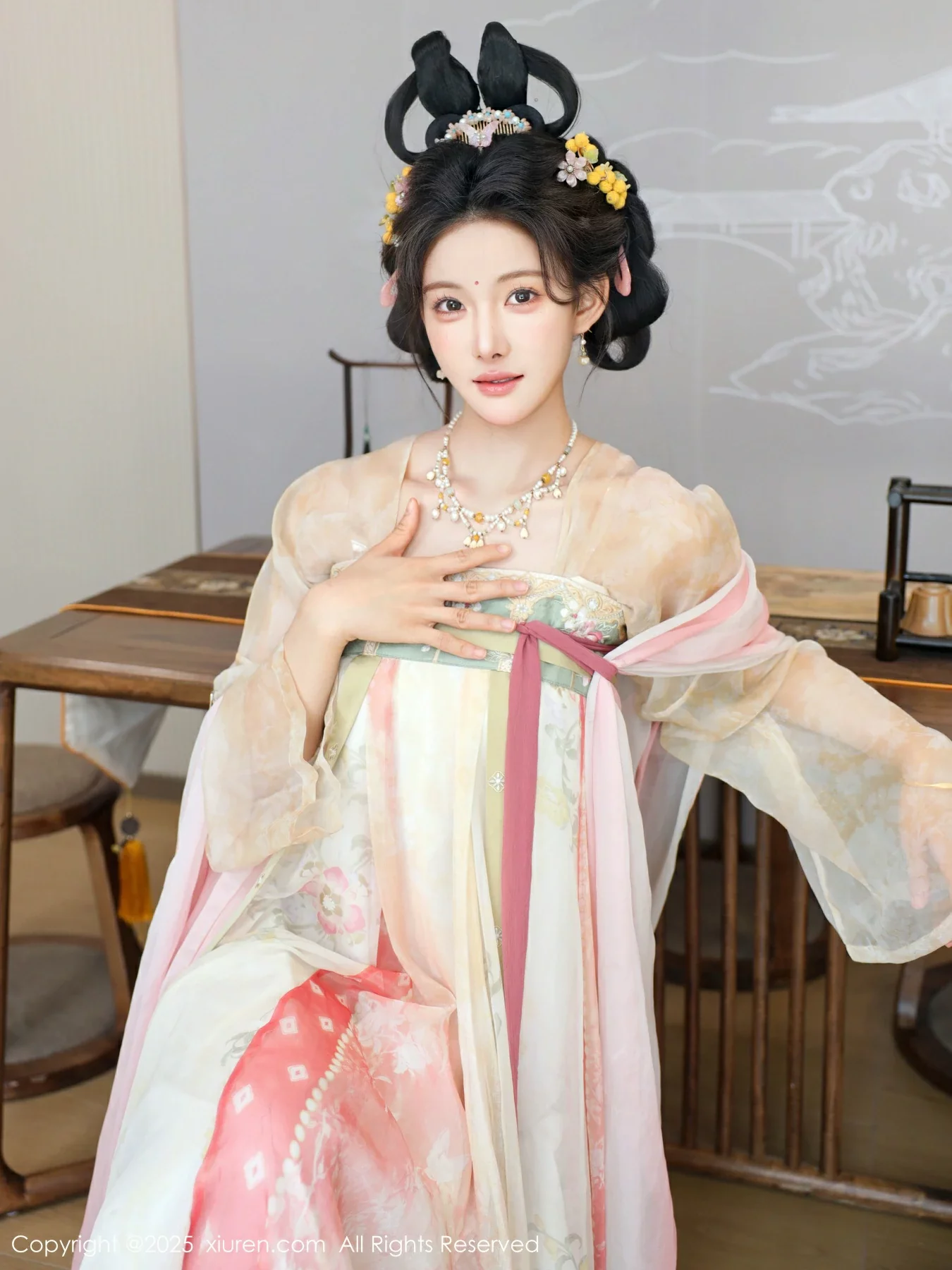 秀人集.com_[XiuRen秀人网]No.10645_模特梨霜儿古典主题性感浅色古装服饰秀丰腴身材迷人美腿写真82P