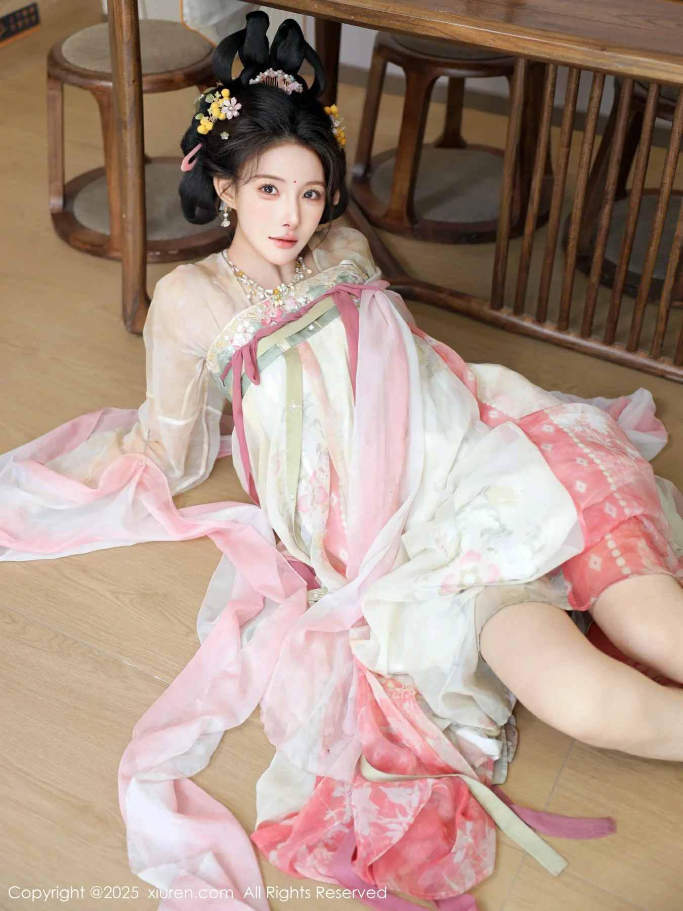 秀人集.com_[XiuRen秀人网]No.10645_模特梨霜儿古典主题性感浅色古装服饰秀丰腴身材迷人美腿写真82P