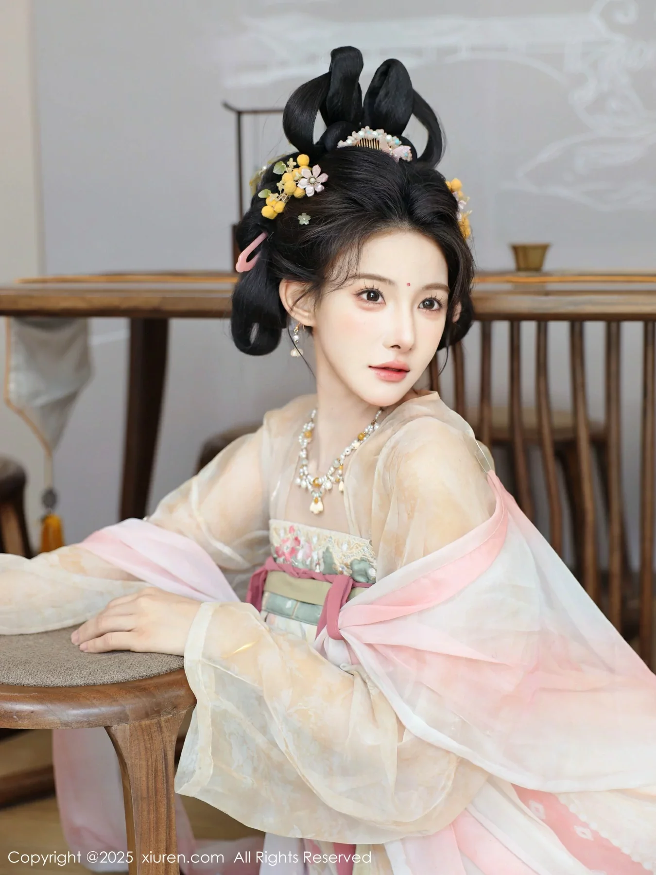 秀人集.com_[XiuRen秀人网]No.10645_模特梨霜儿古典主题性感浅色古装服饰秀丰腴身材迷人美腿写真82P