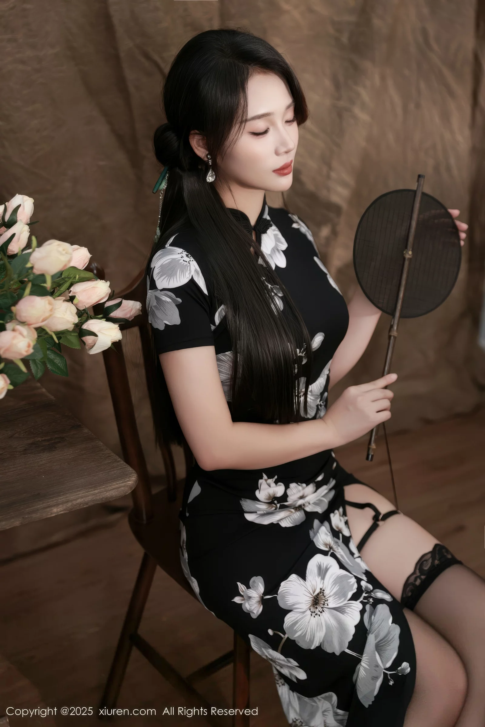 秀人集.com_[XiuRen秀人网]No.10655_模特南乔性感黑色旗袍露紫色情趣内衣配黑色丝袜秀美腿诱惑写真72P