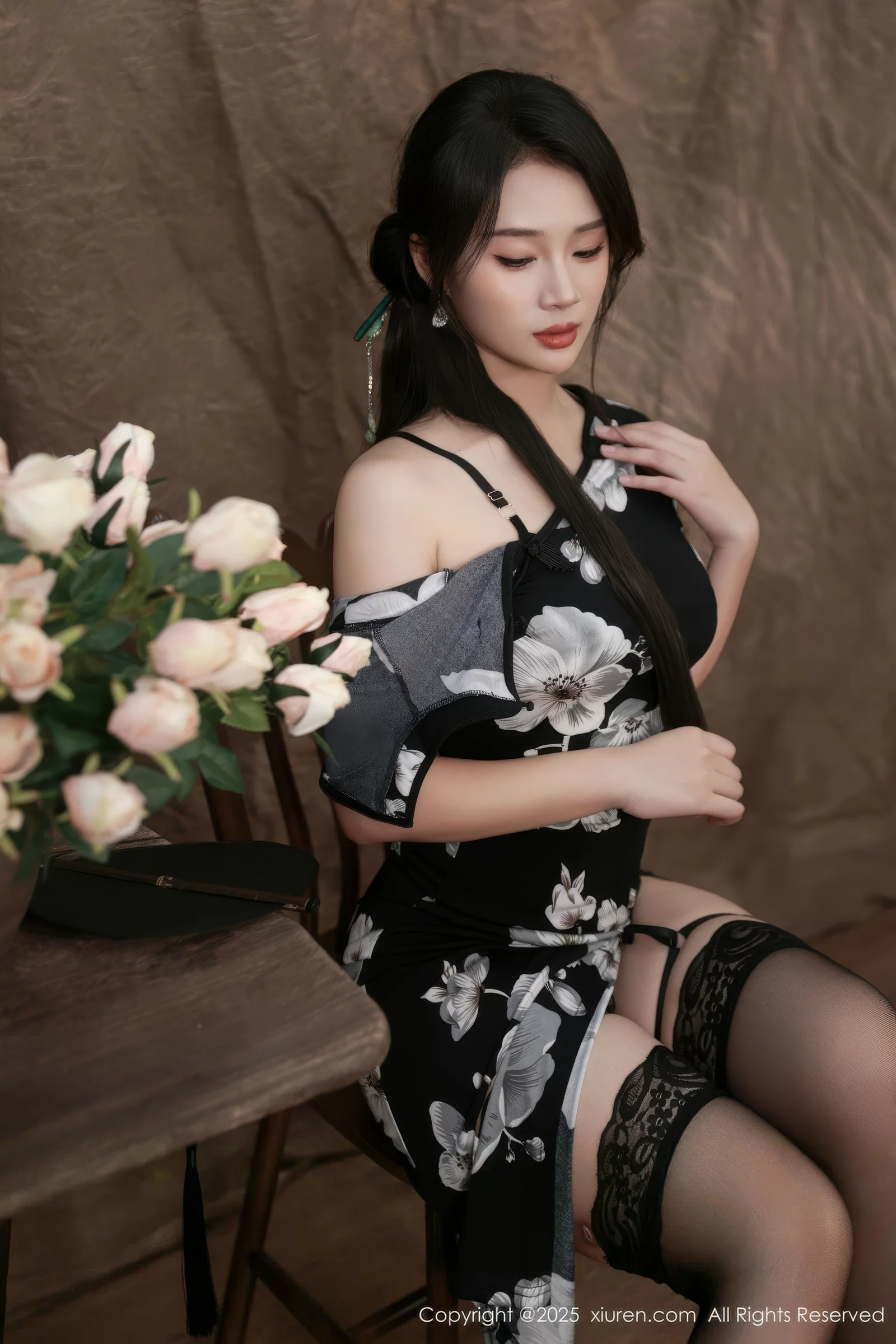 秀人集.com_[XiuRen秀人网]No.10655_模特南乔性感黑色旗袍露紫色情趣内衣配黑色丝袜秀美腿诱惑写真72P