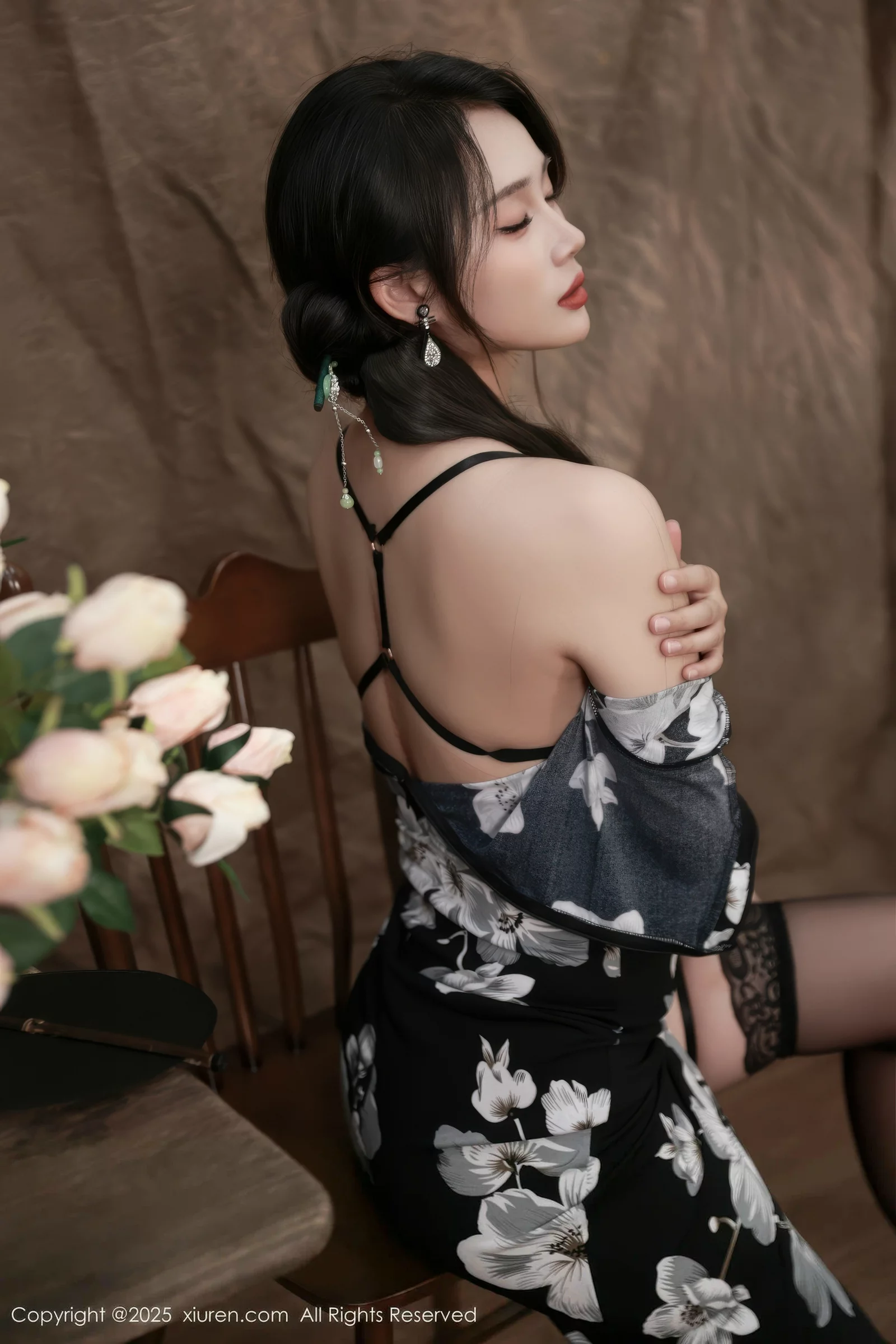 秀人集.com_[XiuRen秀人网]No.10655_模特南乔性感黑色旗袍露紫色情趣内衣配黑色丝袜秀美腿诱惑写真72P