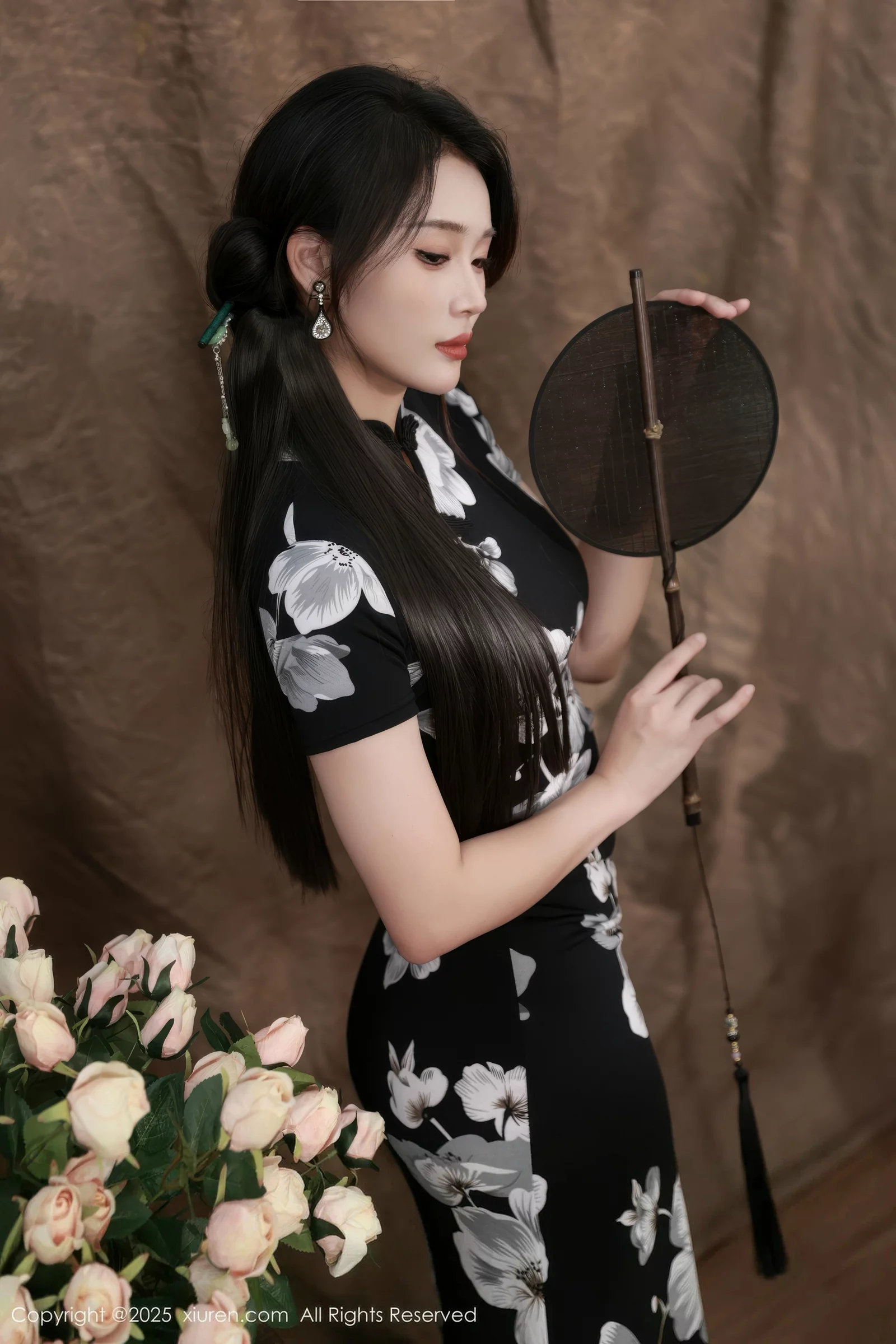 秀人集.com_[XiuRen秀人网]No.10655_模特南乔性感黑色旗袍露紫色情趣内衣配黑色丝袜秀美腿诱惑写真72P