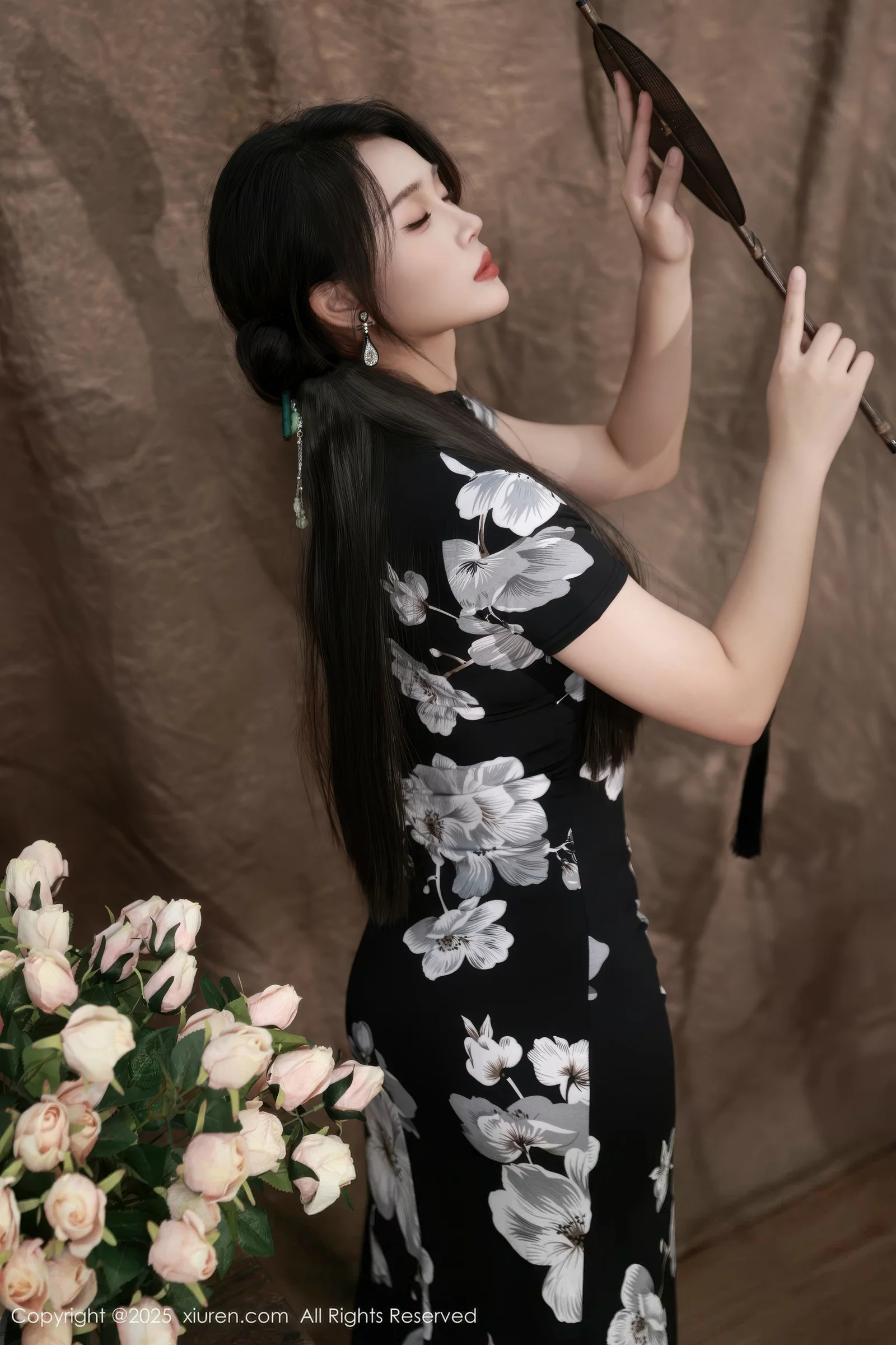 秀人集.com_[XiuRen秀人网]No.10655_模特南乔性感黑色旗袍露紫色情趣内衣配黑色丝袜秀美腿诱惑写真72P