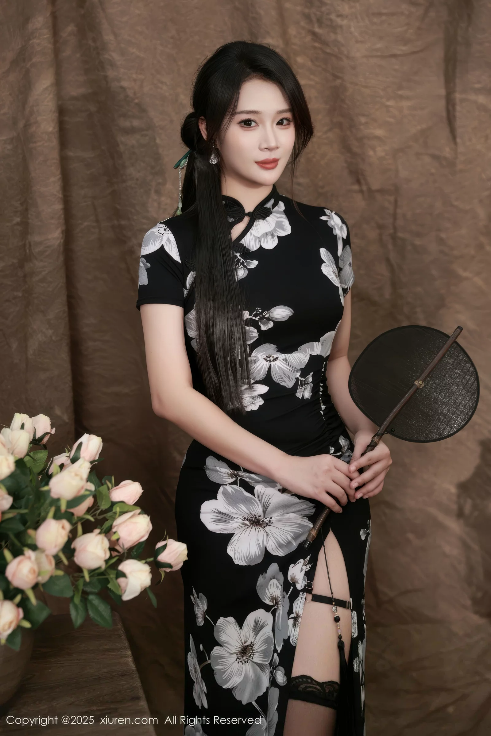 秀人集.com_[XiuRen秀人网]No.10655_模特南乔性感黑色旗袍露紫色情趣内衣配黑色丝袜秀美腿诱惑写真72P