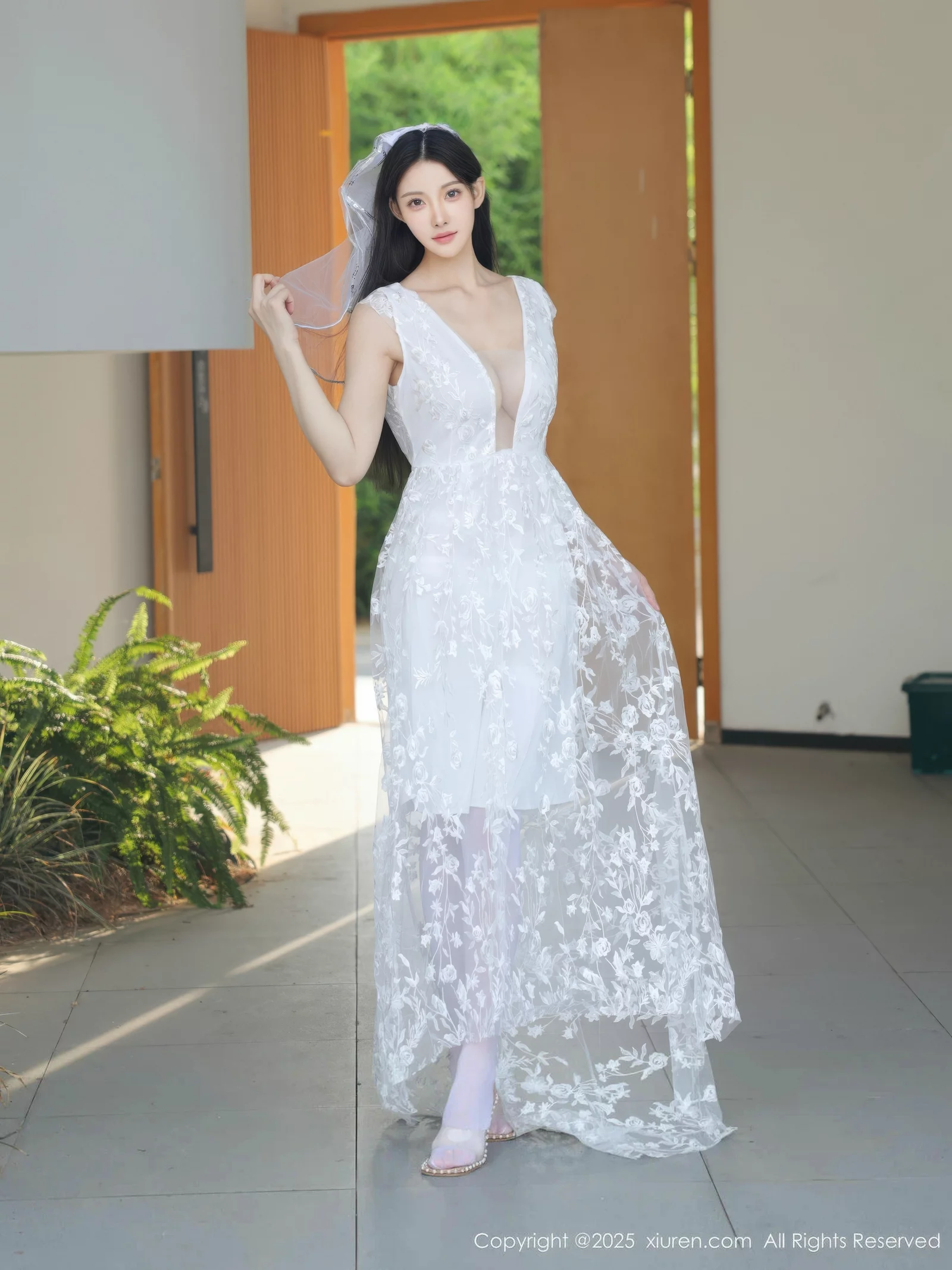 秀人集.com_[XiuRen秀人网]No.10661_模特梨霜儿性感低胸白色婚纱配白色丝袜秀丰腴身材完美诱惑写真82P