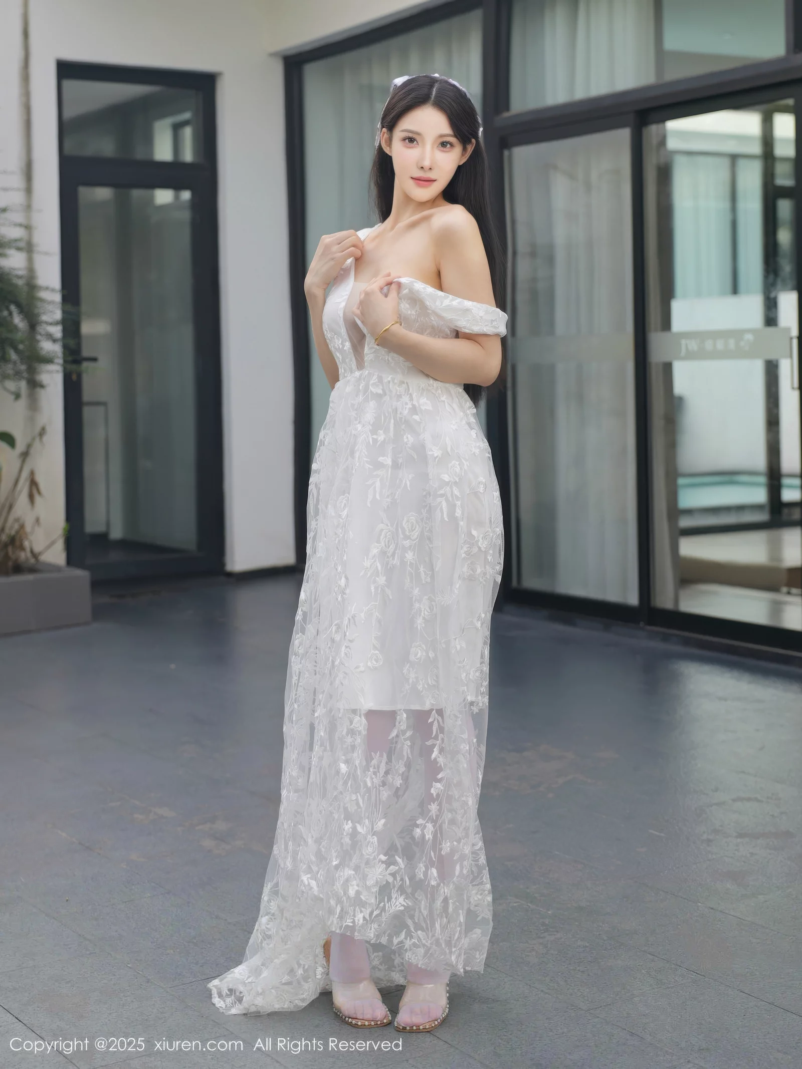 秀人集.com_[XiuRen秀人网]No.10661_模特梨霜儿性感低胸白色婚纱配白色丝袜秀丰腴身材完美诱惑写真82P