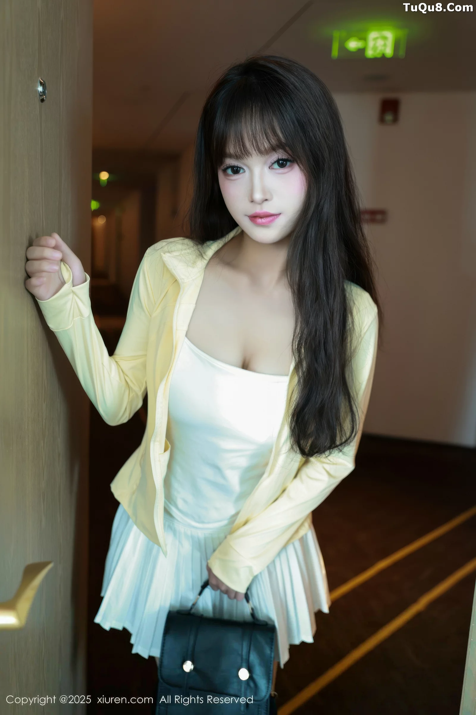 秀人集.com_[XiuRen秀人网]No.10702_模特糯咪性感白色低胸连衣短裙配白色丝袜秀完美身材诱惑写真82P