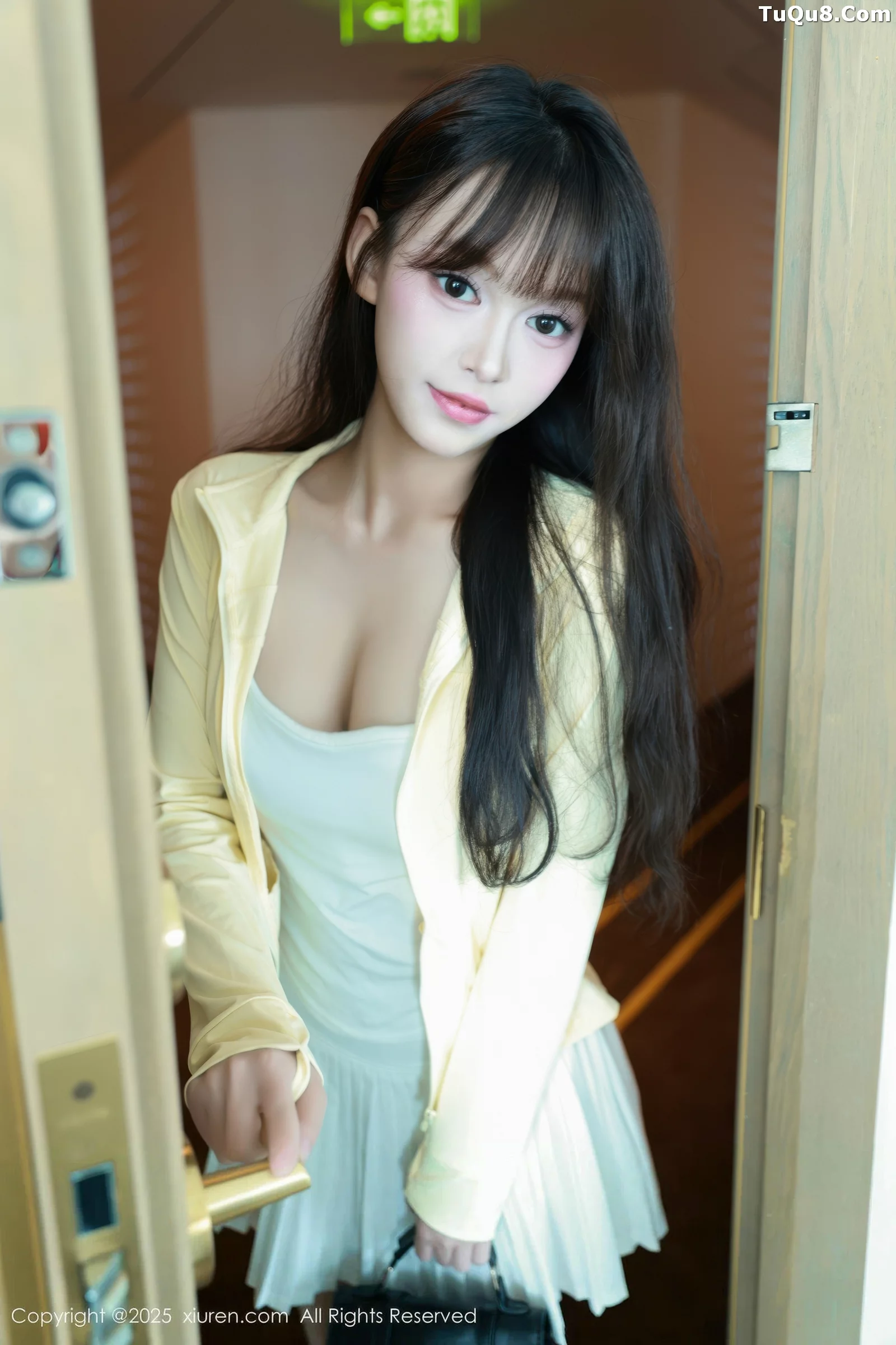 秀人集.com_[XiuRen秀人网]No.10702_模特糯咪性感白色低胸连衣短裙配白色丝袜秀完美身材诱惑写真82P