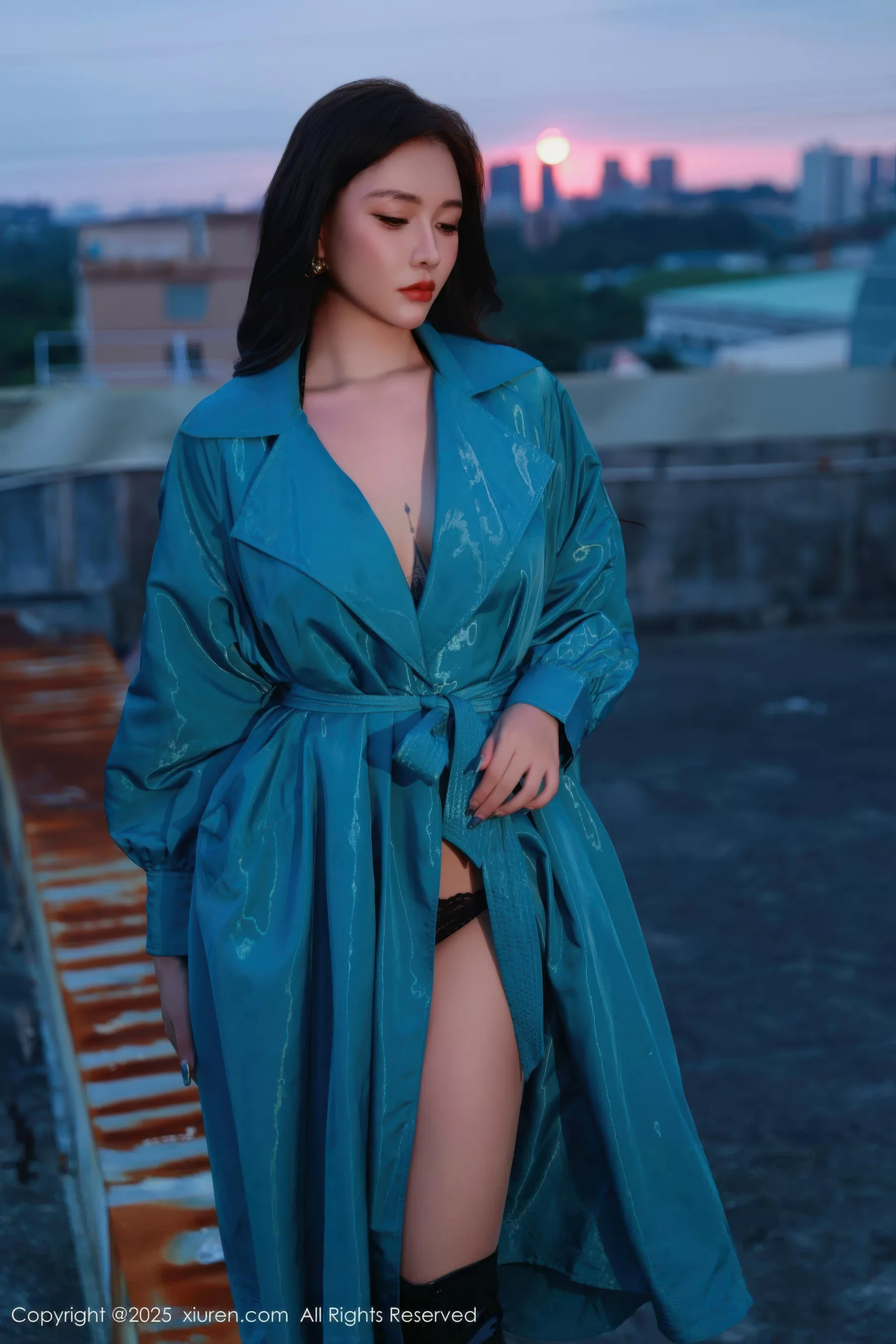 秀人集.com_[XiuRen秀人网]No.10776_模特娜比性感蓝色风衣露黑色蕾丝情趣内衣秀凹凸身材诱惑写真82P