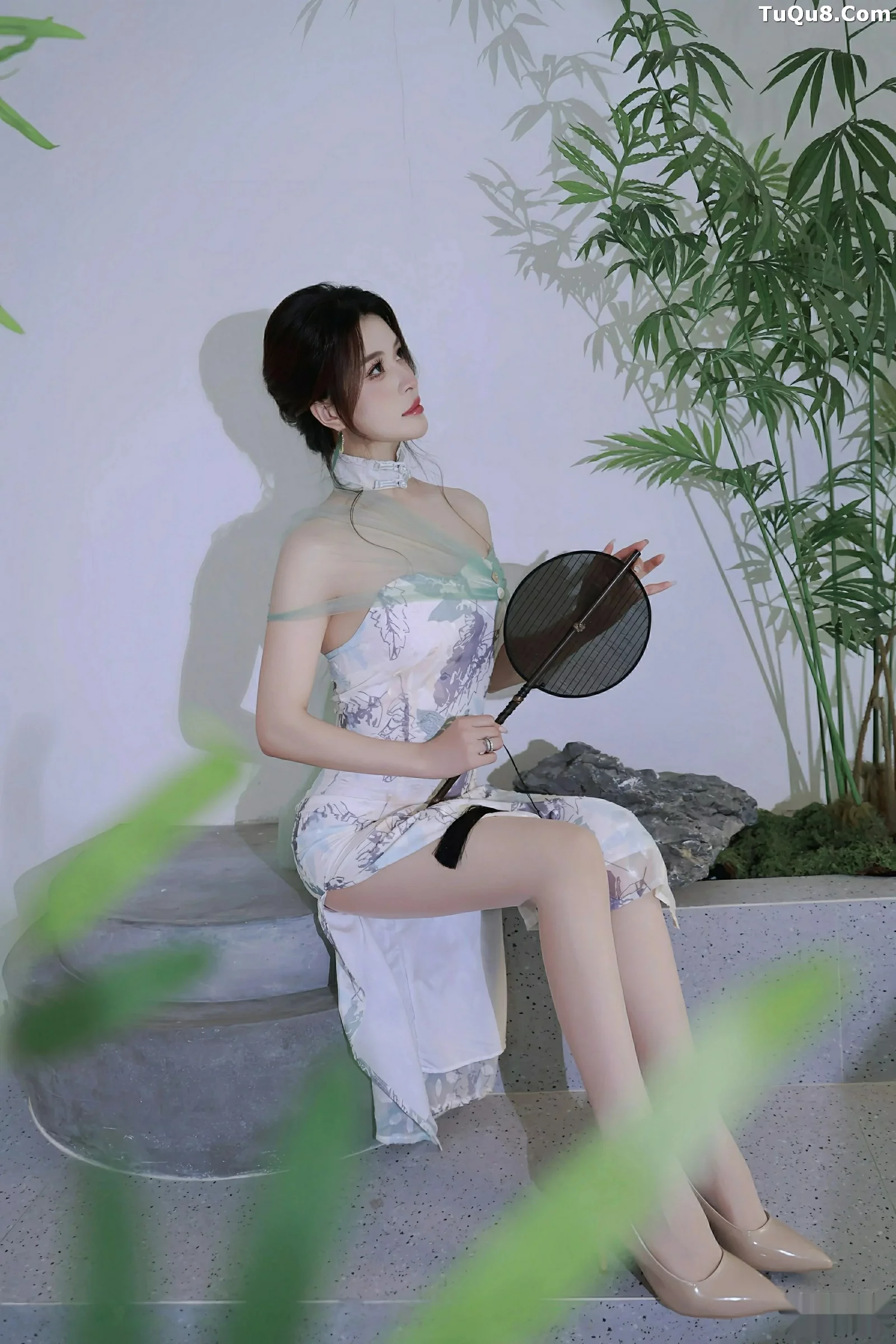 秀人集.com_[XiuRen秀人网]No.10694_模特阿依莎性感浅色古风服饰配超薄肉色秀高挑曼妙身材诱惑写真82P