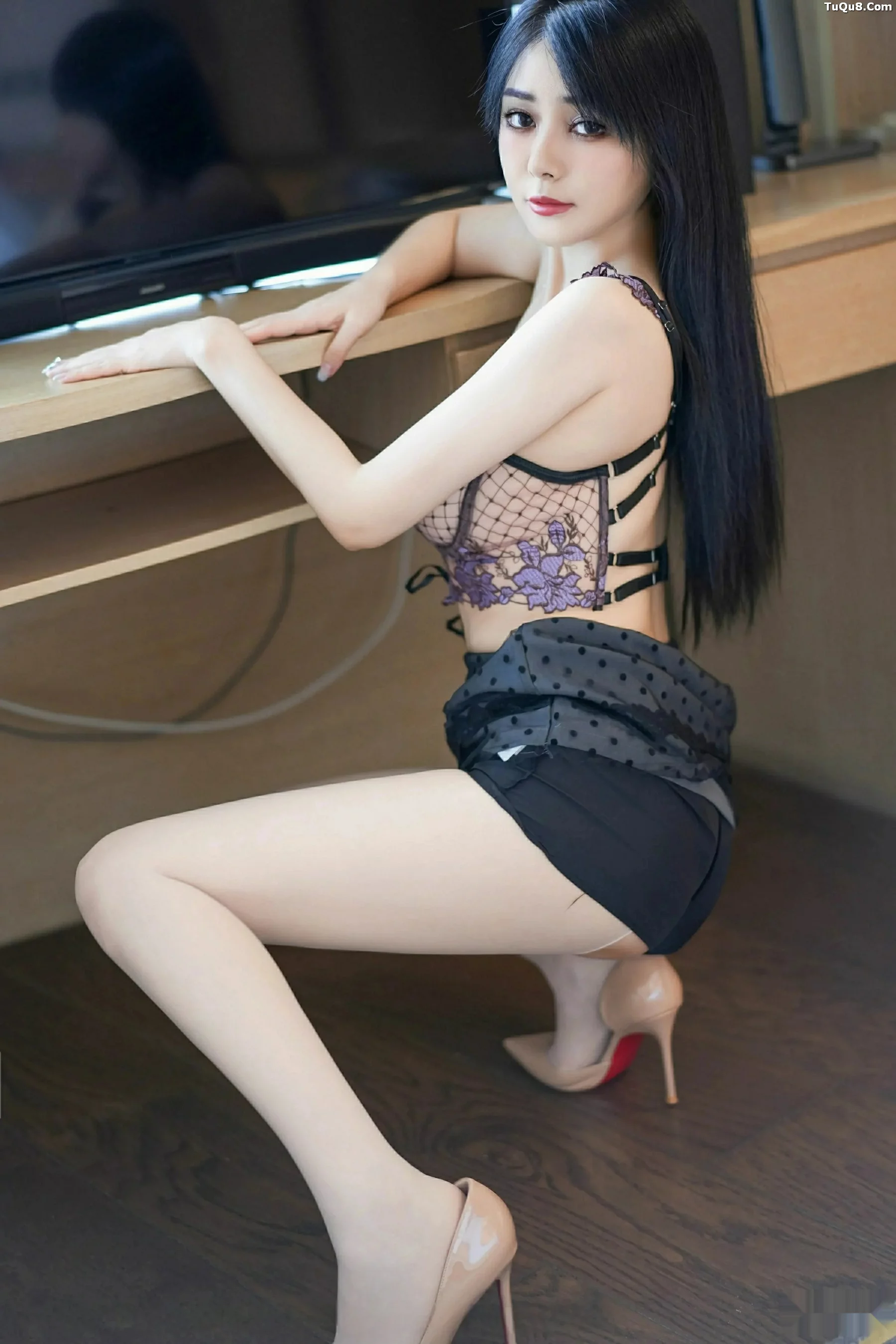 秀人集.com_[YouMi尤蜜荟]Vol.1169_模特凯竹Quinn黑色蕾丝波点短裙配白色丝袜秀丰腴身姿诱惑写真69P