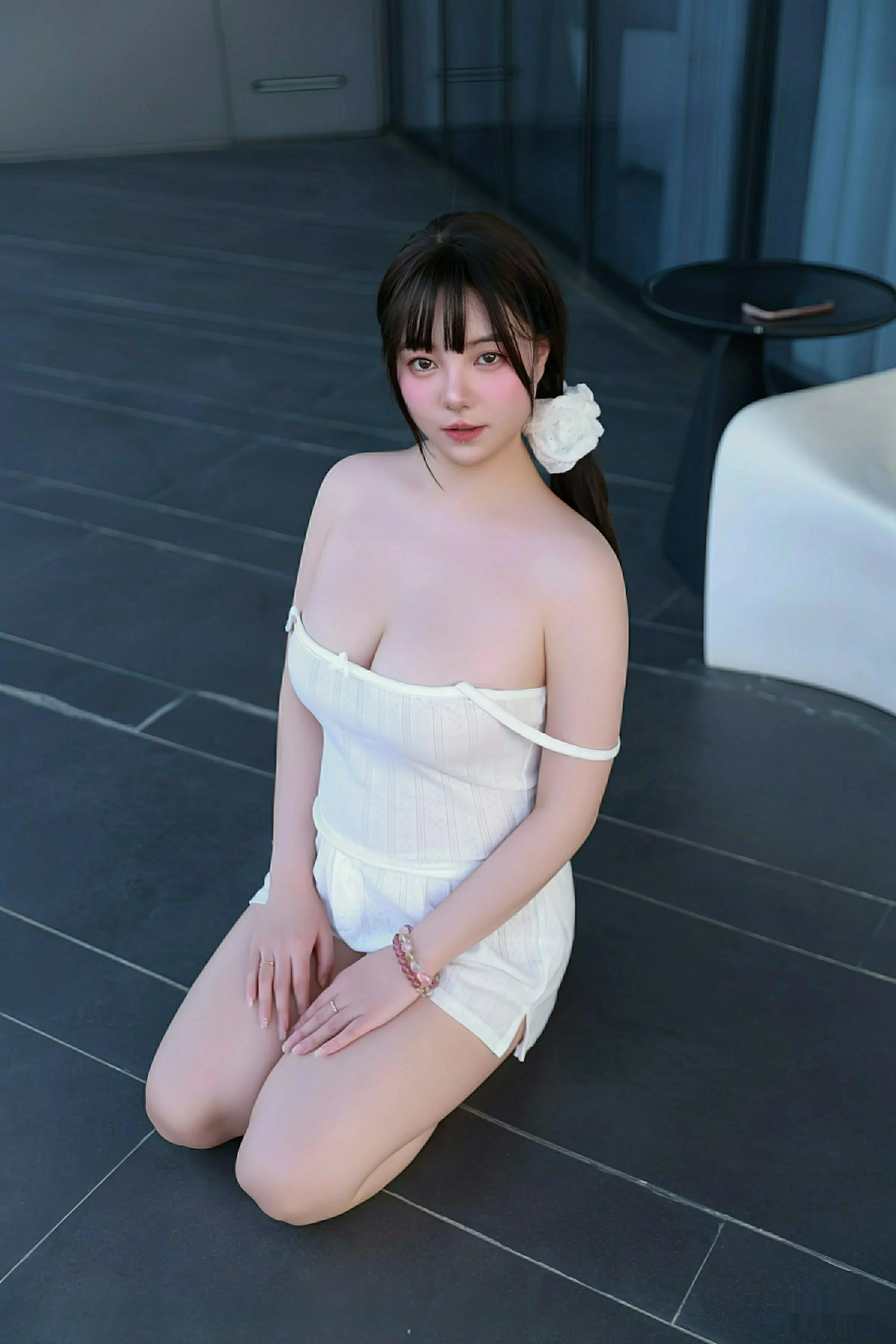 秀人集.com_[XiuRen秀人网]No.10841_模特软情性感白色低胸吊带配白色短裤秀丰腴身姿撩人诱惑写真70P