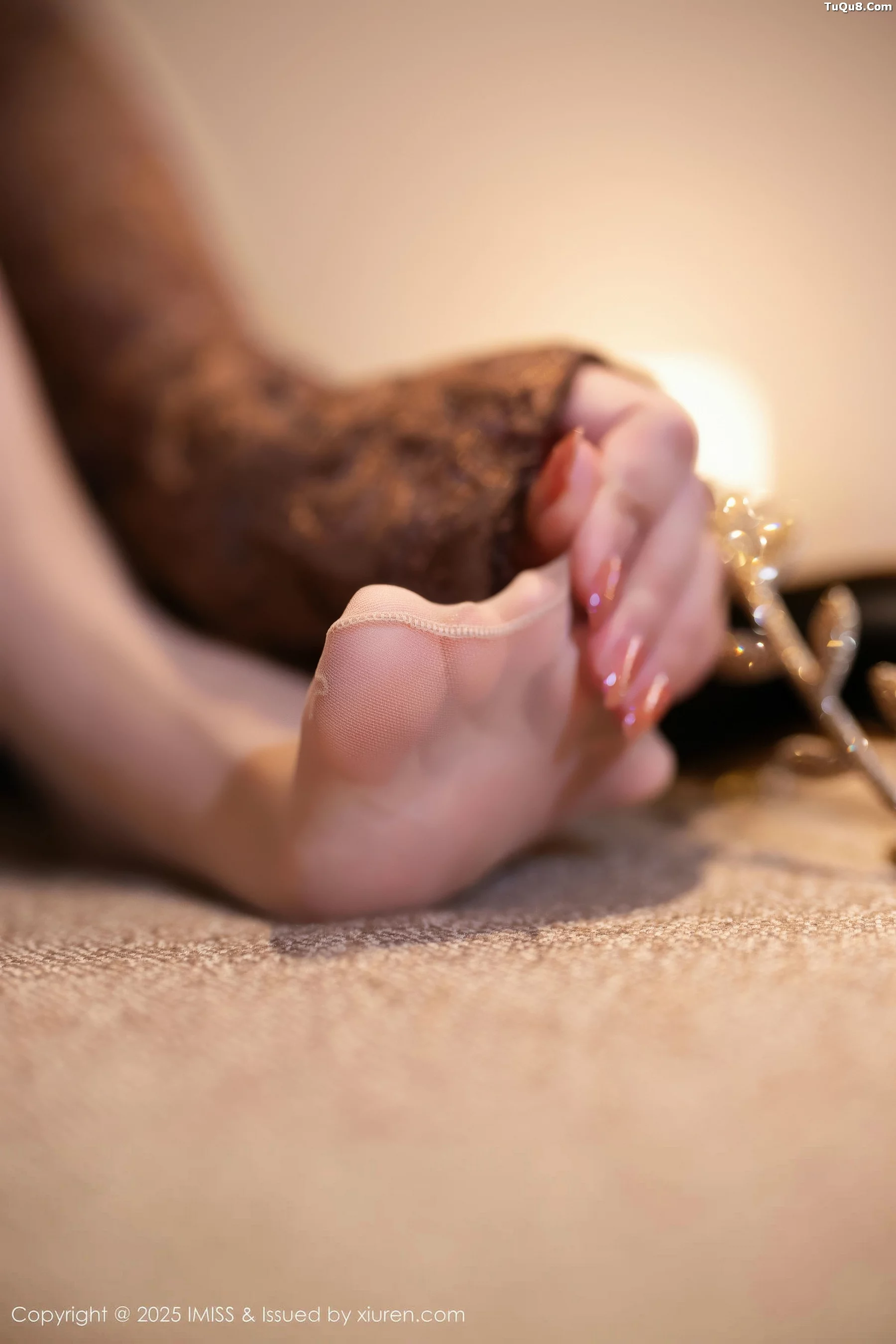 秀人集.com_[IMISS爱蜜社]Vol.802_女神许诺Sabrina性感浅色连衣短裙露黑色内衣秀完美身材诱惑写真75P