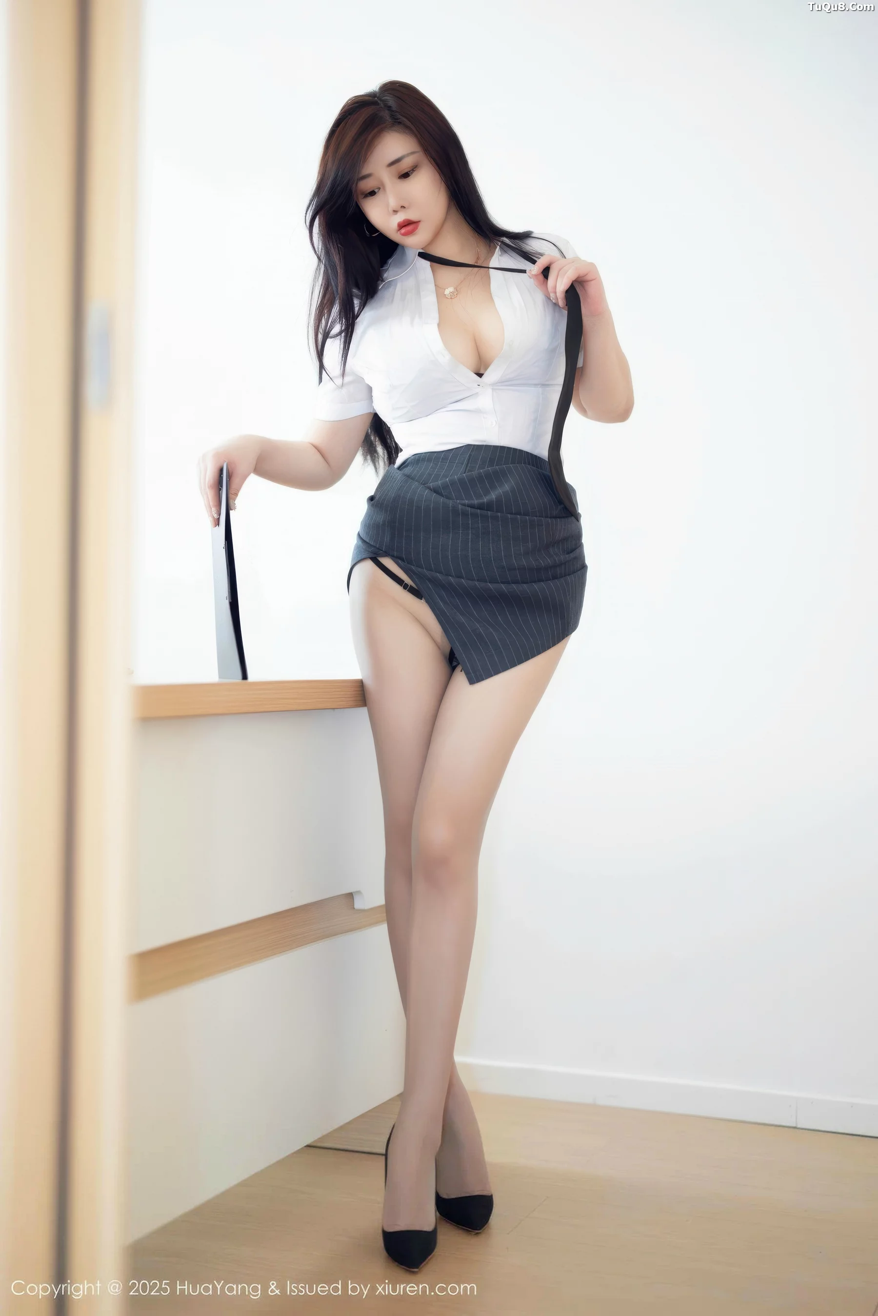 秀人集.com_[HuaYang花漾]Vol.650_模特王婉悠Queen性感OL服饰配开档灰丝秀丰腴身材惹火诱惑写真57P